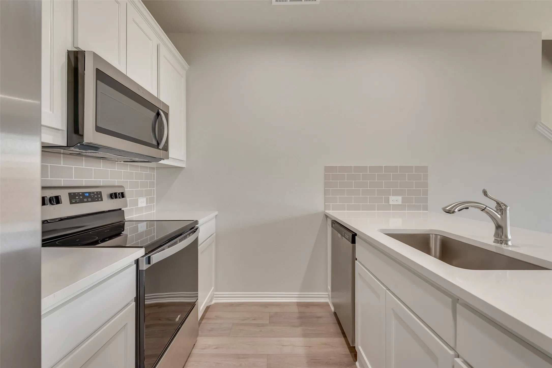 Townhouse For Rent in Tarrant County , 6909 Yellow Hammer Way, Arlington, Texas 76001, 3 Bedroom, 3 Bathroom, 2 Garage spaces, 1,705 Sqft, built in 2024, mls#21374960, Real Estate Agent in Arlington, Homes For Rent in Tarrant county, Homes For Rent in Arlington, Realtor in Arlington Texas, Real Estate Brokerage Independent Realty Texas, Luminita Cordes Realtor