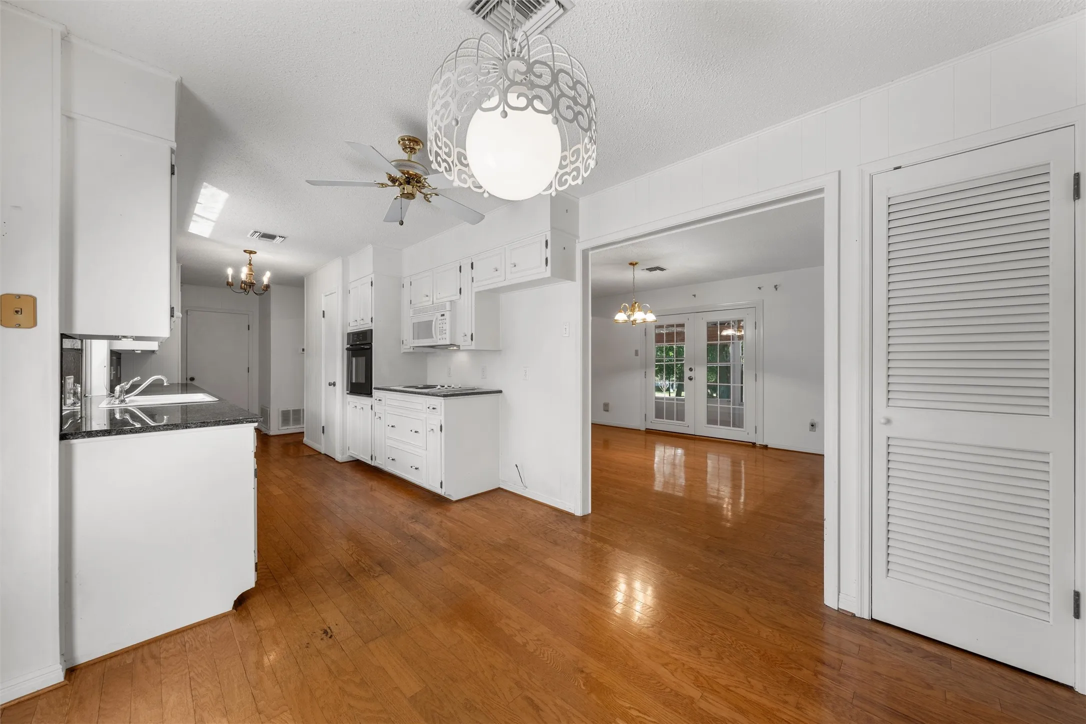 Single Family Residence For Sale in Mc Lennan County , 4400 Westchester Drive, Waco, Texas 76710, 2 Bedroom, 2 Bathroom, 2 Garage spaces, 1,681 Sqft, built in 1972, mls#21373934, Real Estate Agent in Waco, Homes For Sale in Mc Lennan county, Homes For Sale in Waco, Realtor in Waco Texas, Real Estate Brokerage Independent Realty Texas, Luminita Cordes Realtor