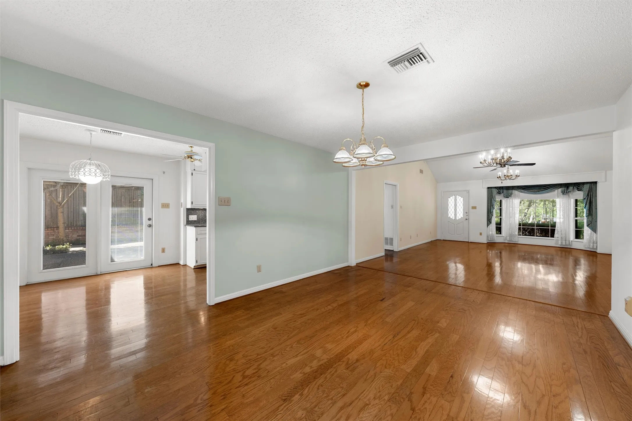 Single Family Residence For Sale in Mc Lennan County , 4400 Westchester Drive, Waco, Texas 76710, 2 Bedroom, 2 Bathroom, 2 Garage spaces, 1,681 Sqft, built in 1972, mls#21373934, Real Estate Agent in Waco, Homes For Sale in Mc Lennan county, Homes For Sale in Waco, Realtor in Waco Texas, Real Estate Brokerage Independent Realty Texas, Luminita Cordes Realtor