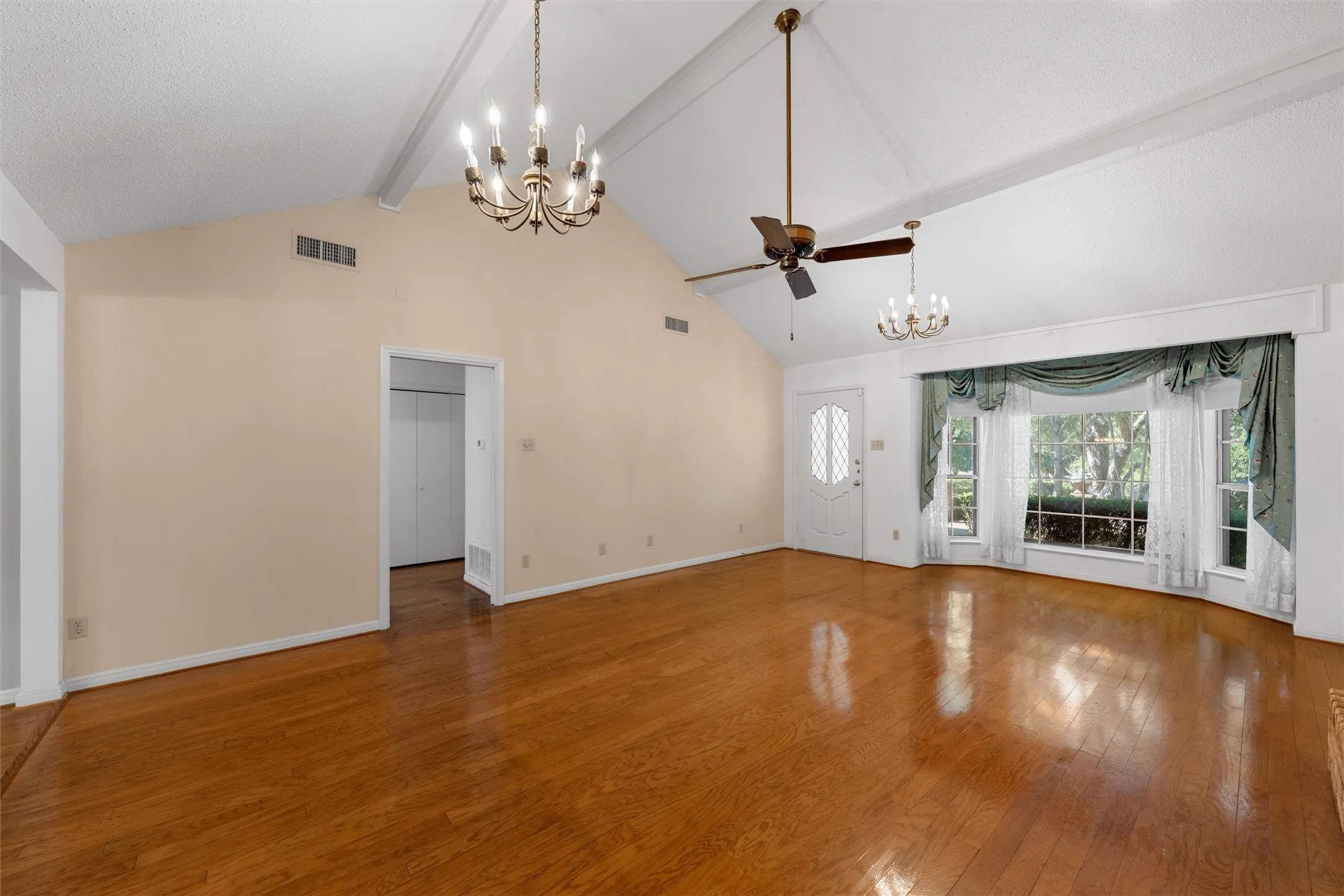 Single Family Residence For Sale in Mc Lennan County , 4400 Westchester Drive, Waco, Texas 76710, 2 Bedroom, 2 Bathroom, 2 Garage spaces, 1,681 Sqft, built in 1972, mls#21373934, Real Estate Agent in Waco, Homes For Sale in Mc Lennan county, Homes For Sale in Waco, Realtor in Waco Texas, Real Estate Brokerage Independent Realty Texas, Luminita Cordes Realtor