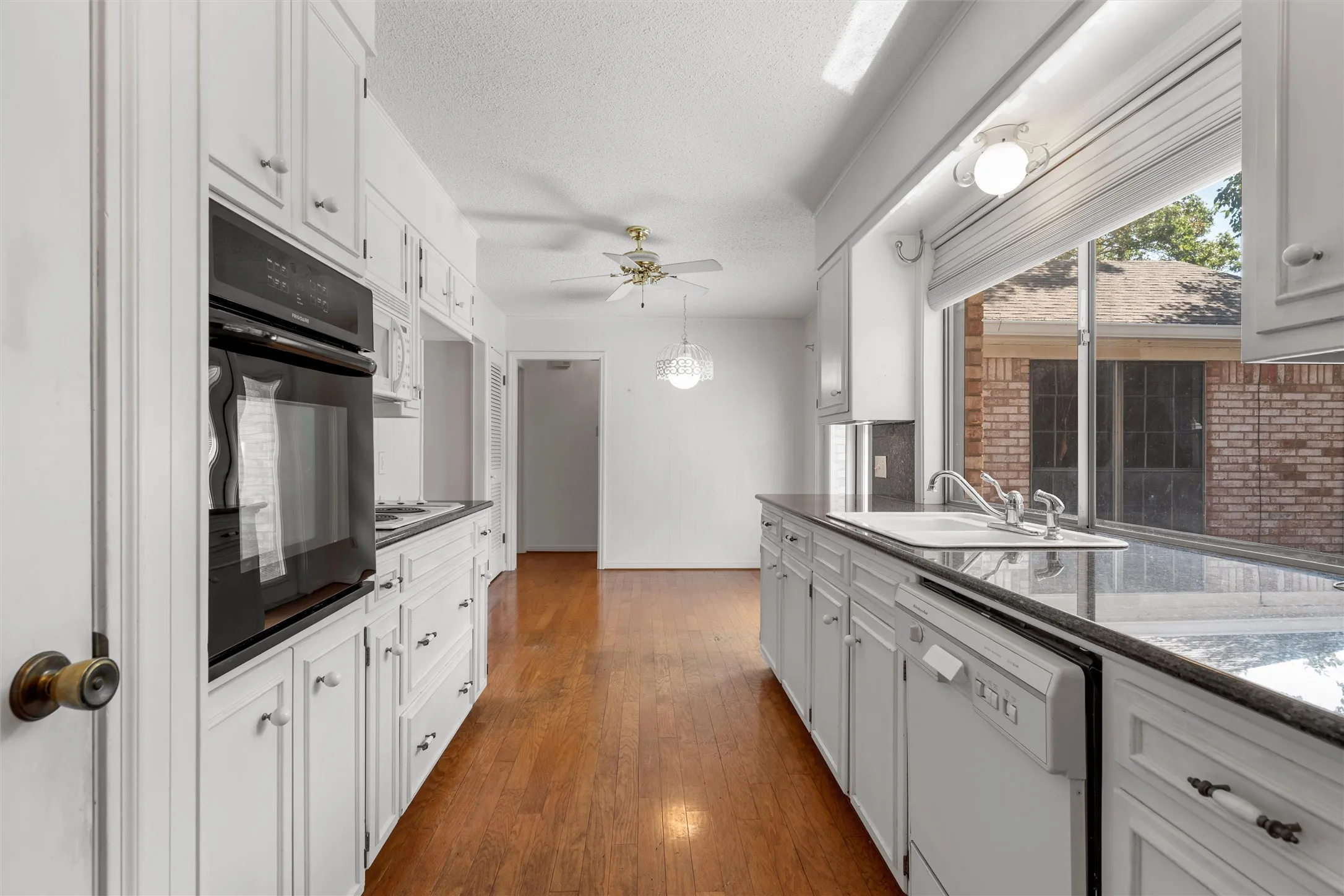 Single Family Residence For Sale in Mc Lennan County , 4400 Westchester Drive, Waco, Texas 76710, 2 Bedroom, 2 Bathroom, 2 Garage spaces, 1,681 Sqft, built in 1972, mls#21373934, Real Estate Agent in Waco, Homes For Sale in Mc Lennan county, Homes For Sale in Waco, Realtor in Waco Texas, Real Estate Brokerage Independent Realty Texas, Luminita Cordes Realtor