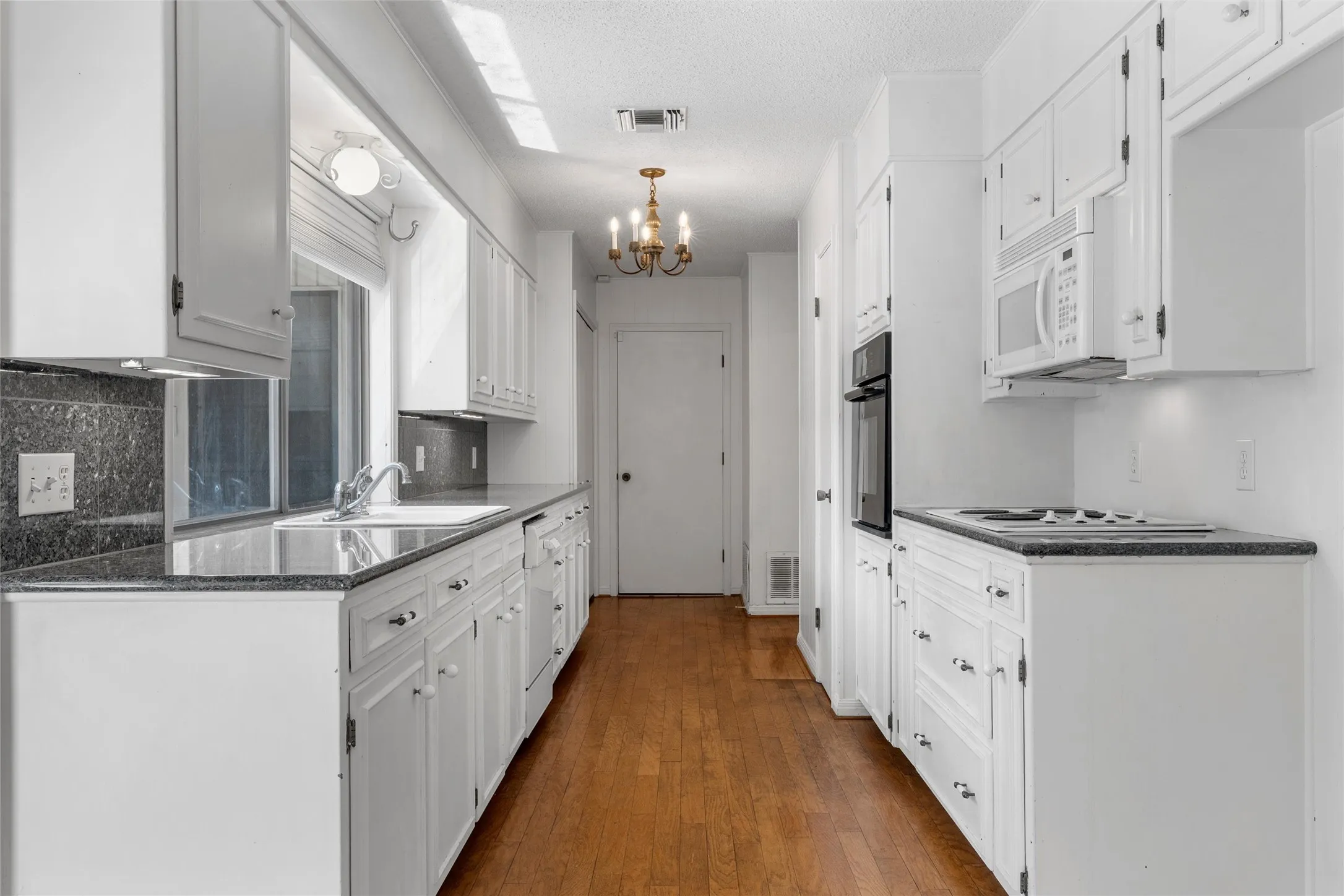 Single Family Residence For Sale in Mc Lennan County , 4400 Westchester Drive, Waco, Texas 76710, 2 Bedroom, 2 Bathroom, 2 Garage spaces, 1,681 Sqft, built in 1972, mls#21373934, Real Estate Agent in Waco, Homes For Sale in Mc Lennan county, Homes For Sale in Waco, Realtor in Waco Texas, Real Estate Brokerage Independent Realty Texas, Luminita Cordes Realtor