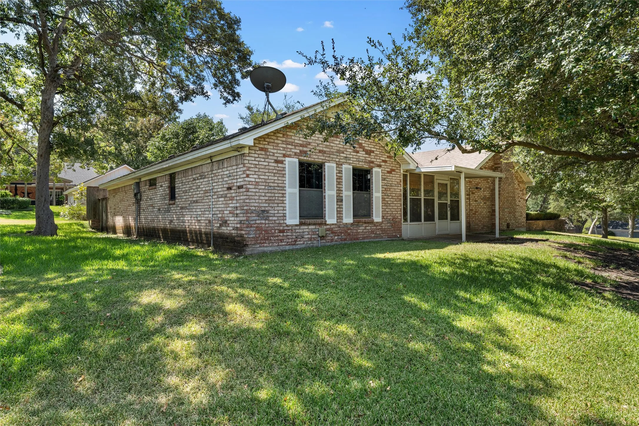 Single Family Residence For Sale in Mc Lennan County , 4400 Westchester Drive, Waco, Texas 76710, 2 Bedroom, 2 Bathroom, 2 Garage spaces, 1,681 Sqft, built in 1972, mls#21373934, Real Estate Agent in Waco, Homes For Sale in Mc Lennan county, Homes For Sale in Waco, Realtor in Waco Texas, Real Estate Brokerage Independent Realty Texas, Luminita Cordes Realtor