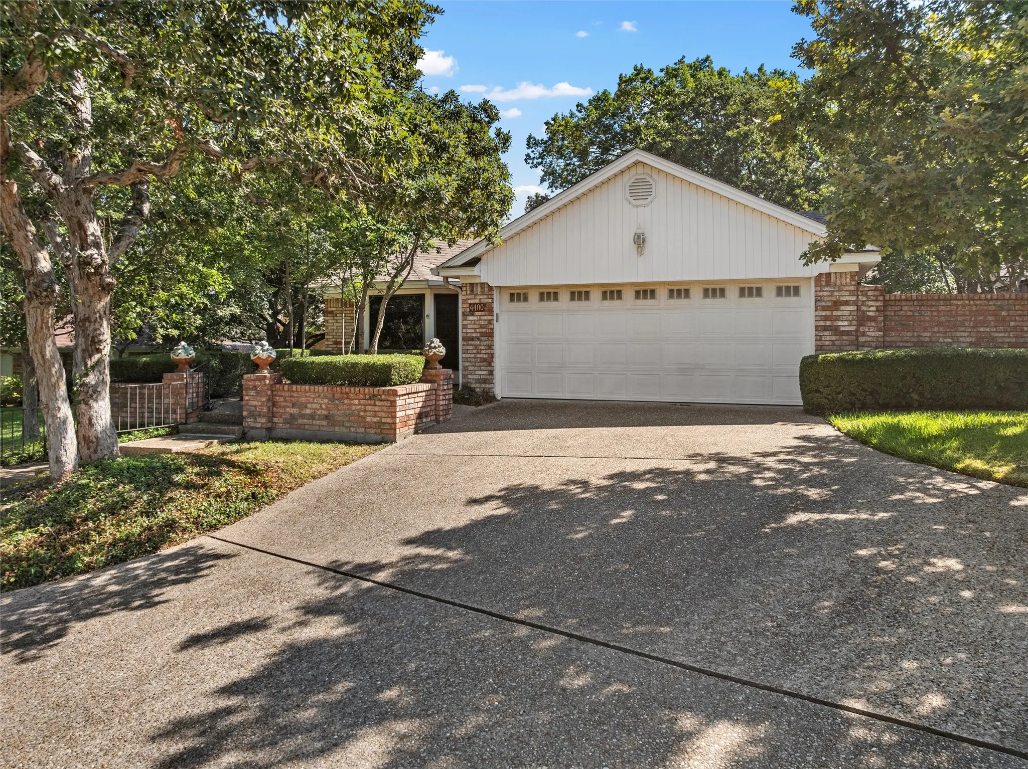 Single Family Residence For Sale in Mc Lennan County , 4400 Westchester Drive, Waco, Texas 76710, 2 Bedroom, 2 Bathroom, 2 Garage spaces, 1,681 Sqft, built in 1972, mls#21373934, Real Estate Agent in Waco, Homes For Sale in Mc Lennan county, Homes For Sale in Waco, Realtor in Waco Texas, Real Estate Brokerage Independent Realty Texas, Luminita Cordes Realtor