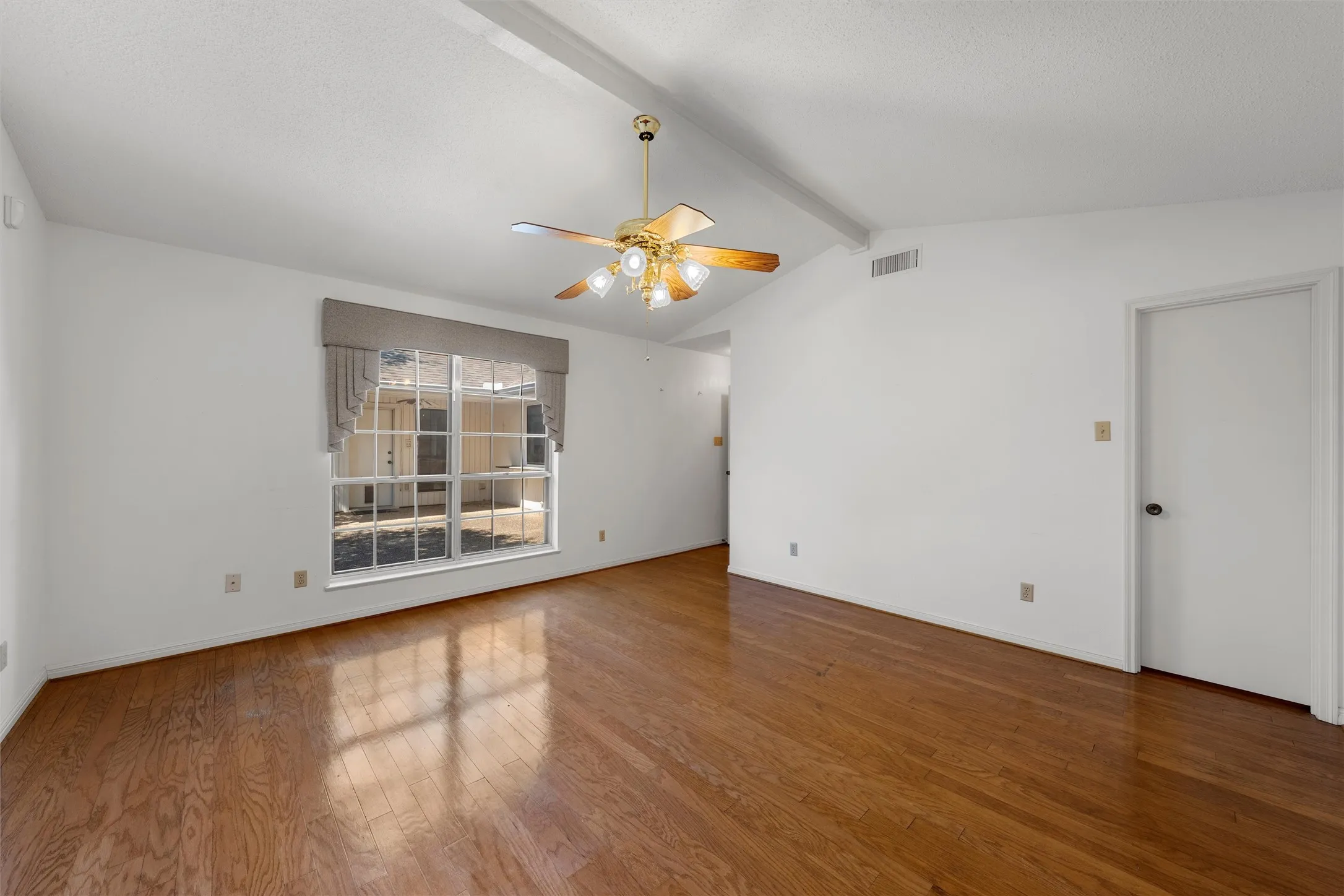 Single Family Residence For Sale in Mc Lennan County , 4400 Westchester Drive, Waco, Texas 76710, 2 Bedroom, 2 Bathroom, 2 Garage spaces, 1,681 Sqft, built in 1972, mls#21373934, Real Estate Agent in Waco, Homes For Sale in Mc Lennan county, Homes For Sale in Waco, Realtor in Waco Texas, Real Estate Brokerage Independent Realty Texas, Luminita Cordes Realtor