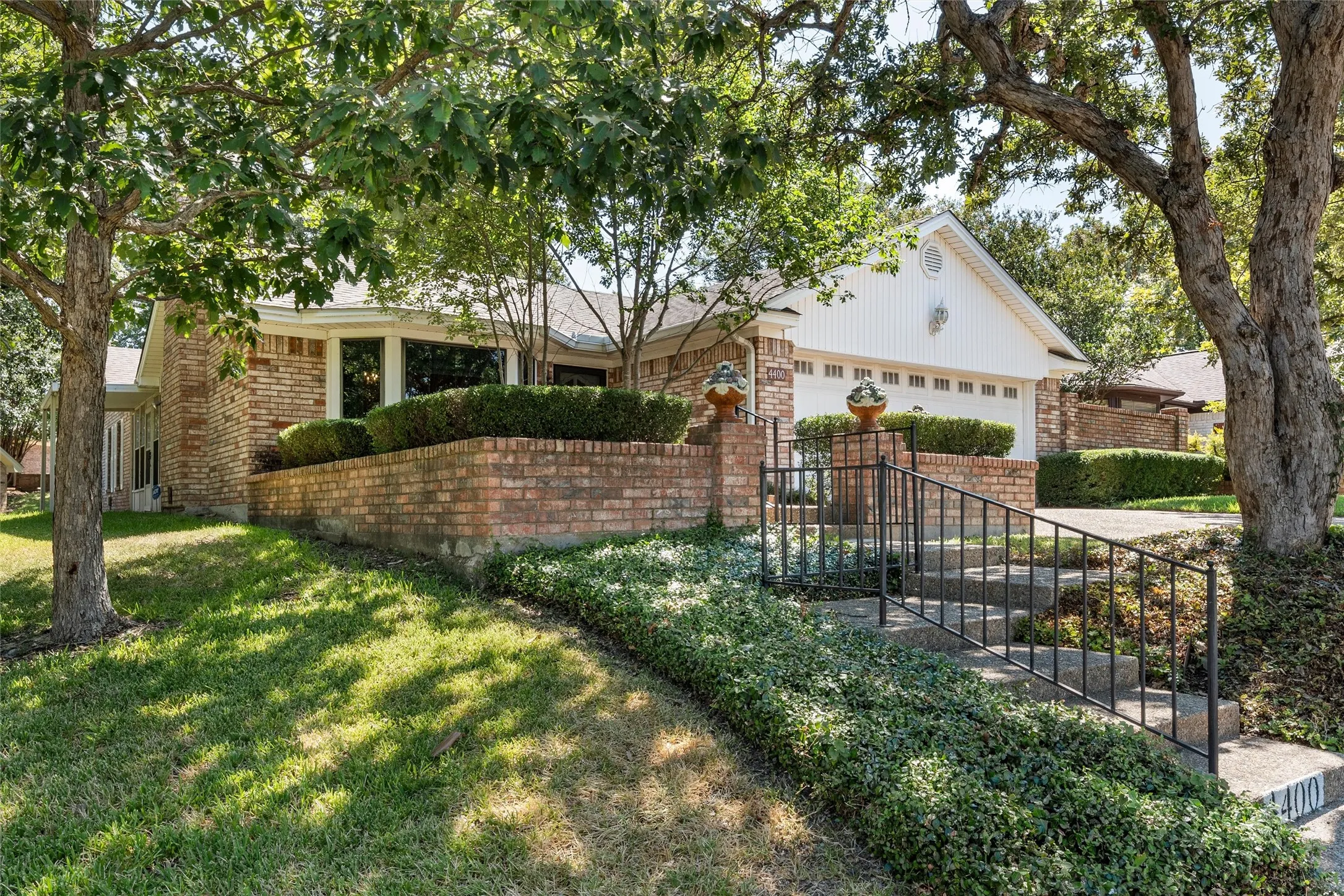 Single Family Residence For Sale in Mc Lennan County , 4400 Westchester Drive, Waco, Texas 76710, 2 Bedroom, 2 Bathroom, 2 Garage spaces, 1,681 Sqft, built in 1972, mls#21373934, Real Estate Agent in Waco, Homes For Sale in Mc Lennan county, Homes For Sale in Waco, Realtor in Waco Texas, Real Estate Brokerage Independent Realty Texas, Luminita Cordes Realtor