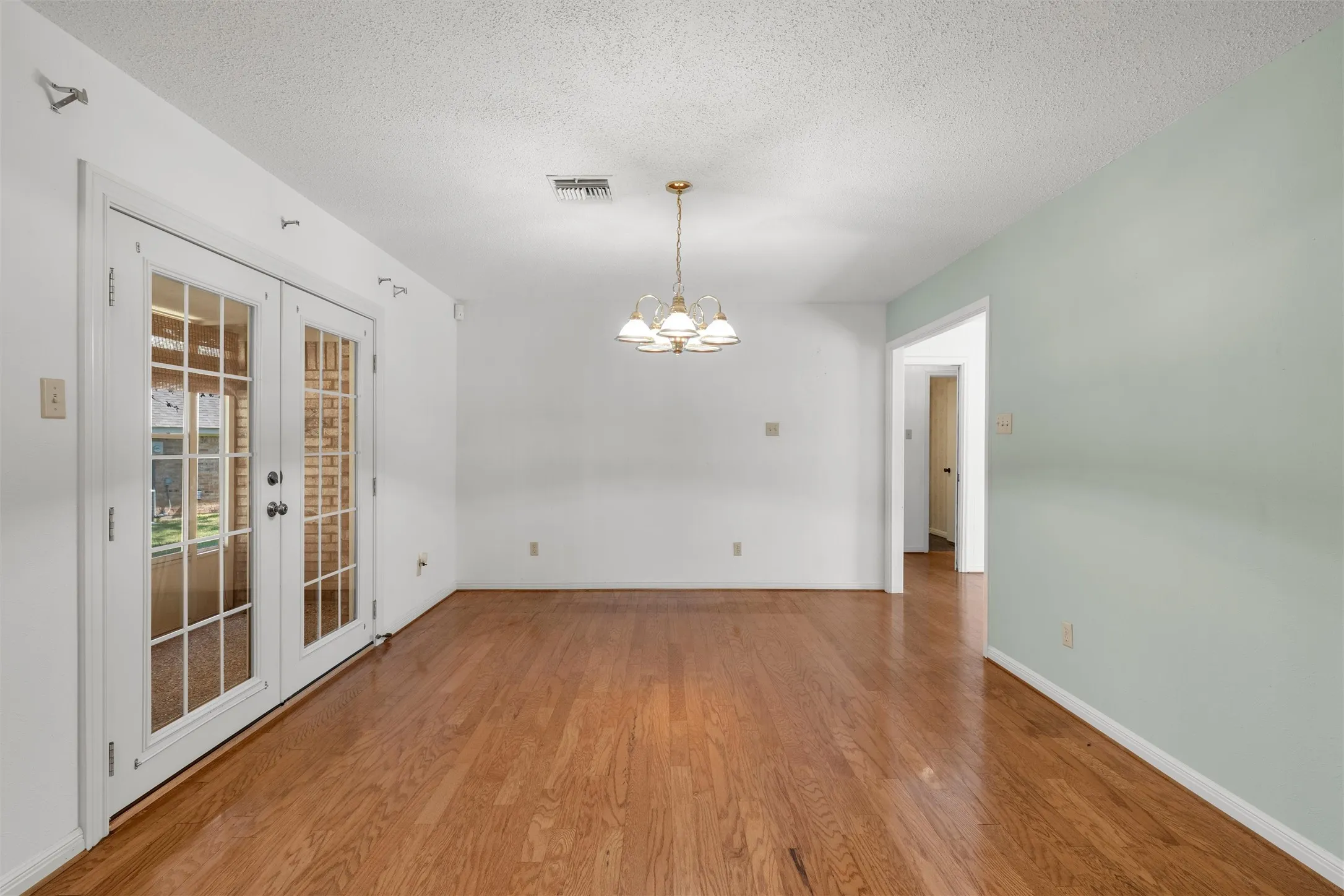 Single Family Residence For Sale in Mc Lennan County , 4400 Westchester Drive, Waco, Texas 76710, 2 Bedroom, 2 Bathroom, 2 Garage spaces, 1,681 Sqft, built in 1972, mls#21373934, Real Estate Agent in Waco, Homes For Sale in Mc Lennan county, Homes For Sale in Waco, Realtor in Waco Texas, Real Estate Brokerage Independent Realty Texas, Luminita Cordes Realtor