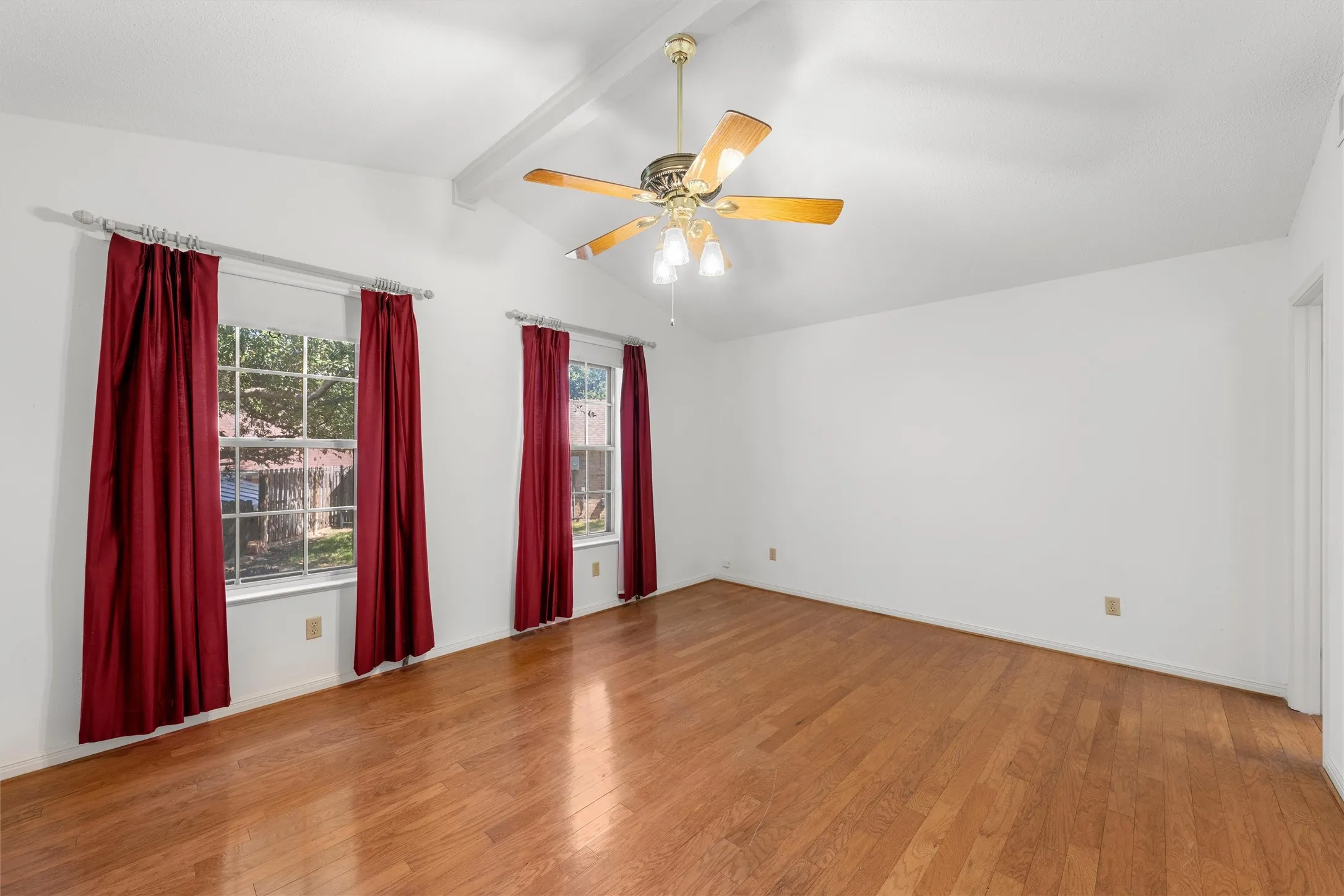Single Family Residence For Sale in Mc Lennan County , 4400 Westchester Drive, Waco, Texas 76710, 2 Bedroom, 2 Bathroom, 2 Garage spaces, 1,681 Sqft, built in 1972, mls#21373934, Real Estate Agent in Waco, Homes For Sale in Mc Lennan county, Homes For Sale in Waco, Realtor in Waco Texas, Real Estate Brokerage Independent Realty Texas, Luminita Cordes Realtor