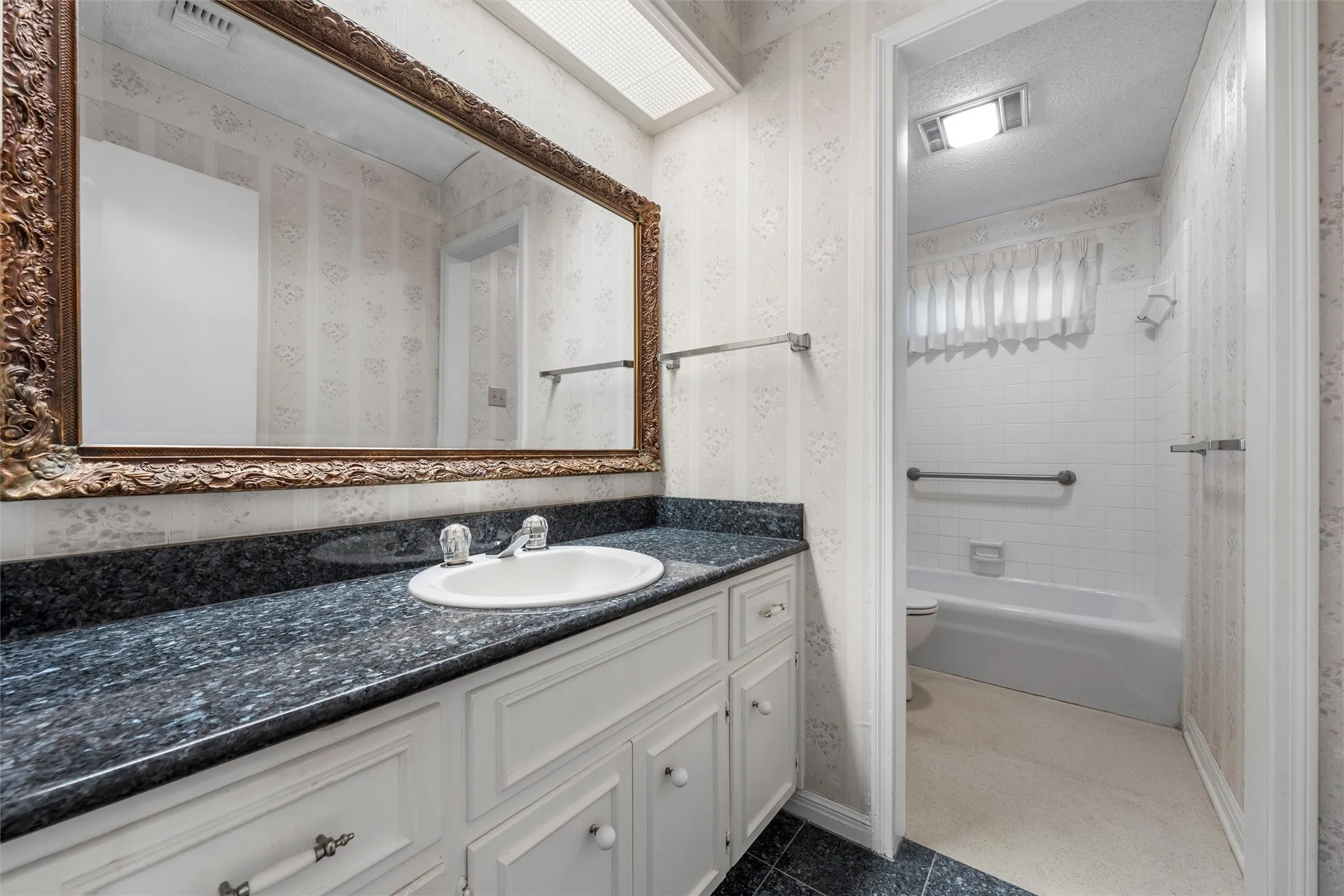 Single Family Residence For Sale in Mc Lennan County , 4400 Westchester Drive, Waco, Texas 76710, 2 Bedroom, 2 Bathroom, 2 Garage spaces, 1,681 Sqft, built in 1972, mls#21373934, Real Estate Agent in Waco, Homes For Sale in Mc Lennan county, Homes For Sale in Waco, Realtor in Waco Texas, Real Estate Brokerage Independent Realty Texas, Luminita Cordes Realtor