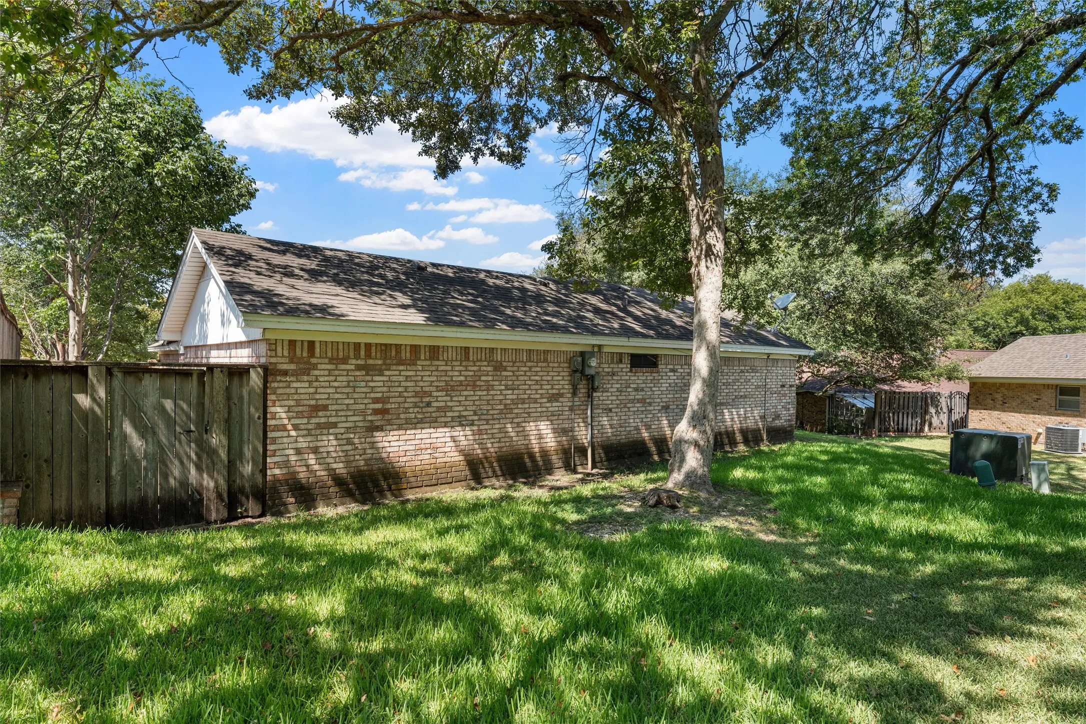 Single Family Residence For Sale in Mc Lennan County , 4400 Westchester Drive, Waco, Texas 76710, 2 Bedroom, 2 Bathroom, 2 Garage spaces, 1,681 Sqft, built in 1972, mls#21373934, Real Estate Agent in Waco, Homes For Sale in Mc Lennan county, Homes For Sale in Waco, Realtor in Waco Texas, Real Estate Brokerage Independent Realty Texas, Luminita Cordes Realtor