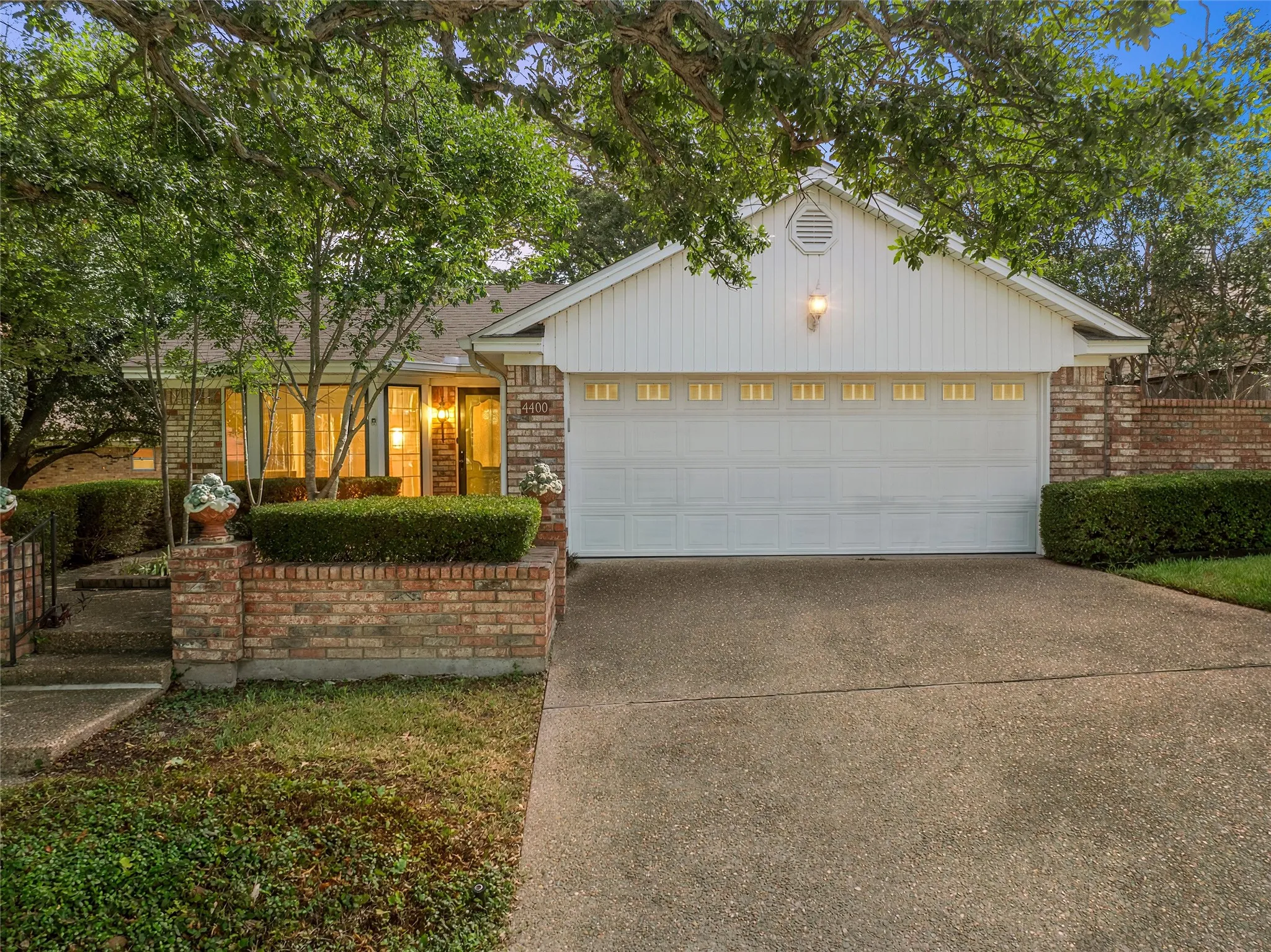 Single Family Residence For Sale in Mc Lennan County , 4400 Westchester Drive, Waco, Texas 76710, 2 Bedroom, 2 Bathroom, 2 Garage spaces, 1,681 Sqft, built in 1972, mls#21373934, Real Estate Agent in Waco, Homes For Sale in Mc Lennan county, Homes For Sale in Waco, Realtor in Waco Texas, Real Estate Brokerage Independent Realty Texas, Luminita Cordes Realtor