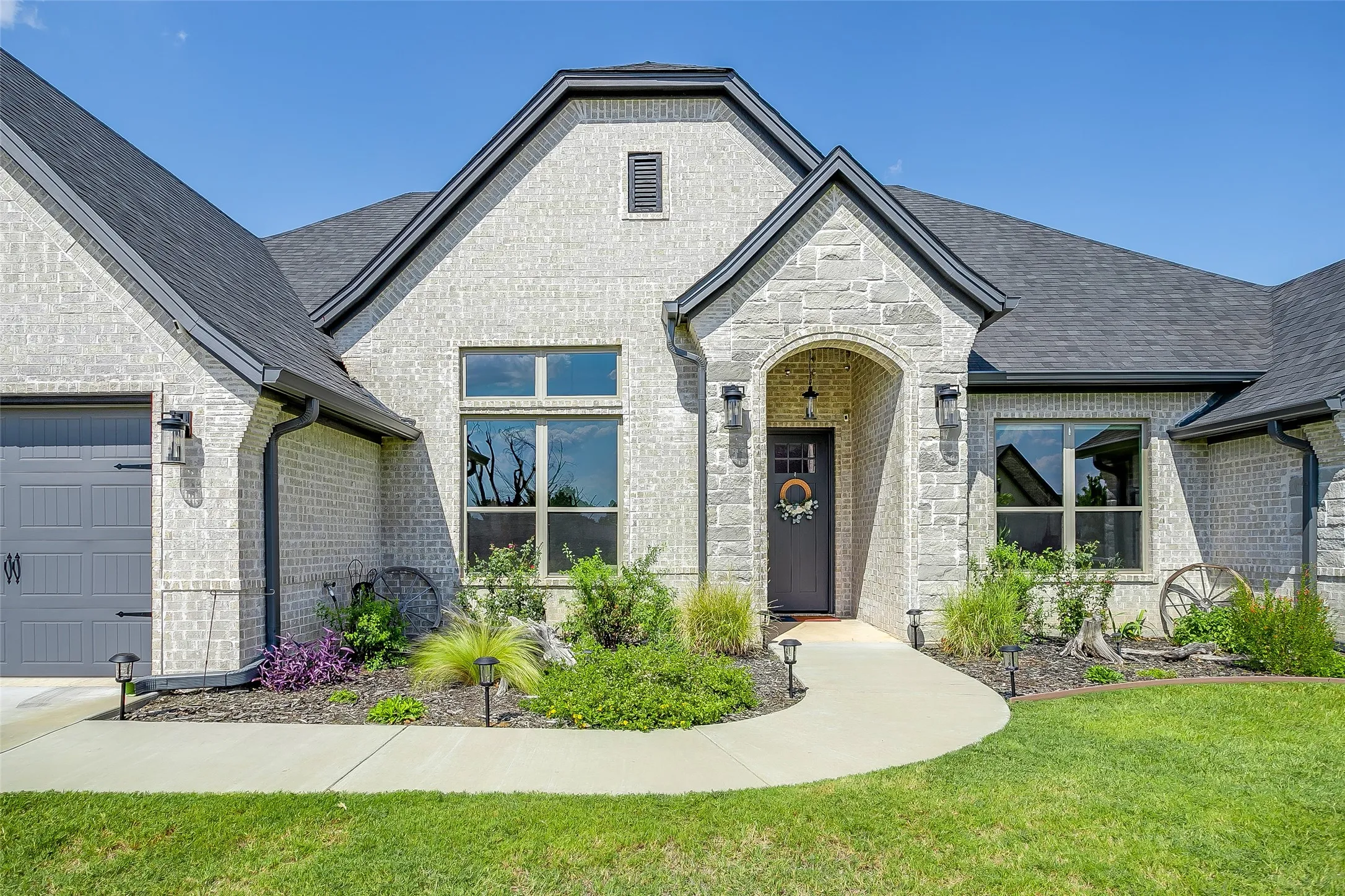 Single Family Residence For Sale in Hood County , 2716 Village Road, Granbury, Texas 76049, 4 Bedroom, 3 Bathroom, 3 Garage spaces, 2,609 Sqft, built in 2022, mls#21373149, Real Estate Agent in Granbury, Homes For Sale in Hood county, Homes For Sale in Granbury, Realtor in Granbury Texas, Real Estate Brokerage Independent Realty Texas, Luminita Cordes Realtor