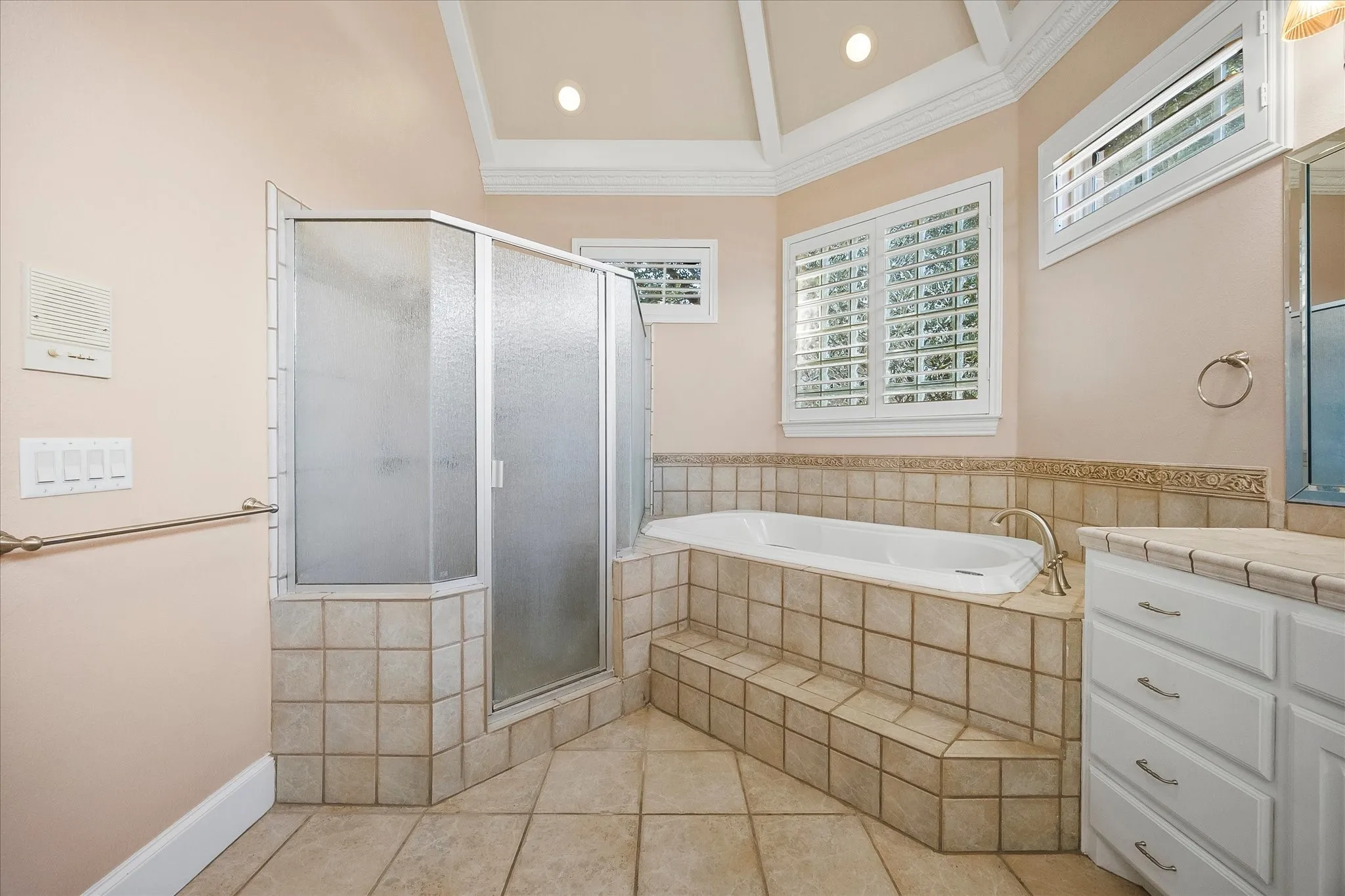 Single Family Residence For Sale in Rockwall County , 804 White Buffalo Lane, Heath, Texas 75032, 5 Bedroom, 5 Bathroom, 3 Garage spaces, 4,154 Sqft, built in 2000, mls#21374734, Real Estate Agent in Heath, Homes For Sale in Rockwall county, Homes For Sale in Heath, Realtor in Heath Texas, Real Estate Brokerage Independent Realty Texas, Luminita Cordes Realtor