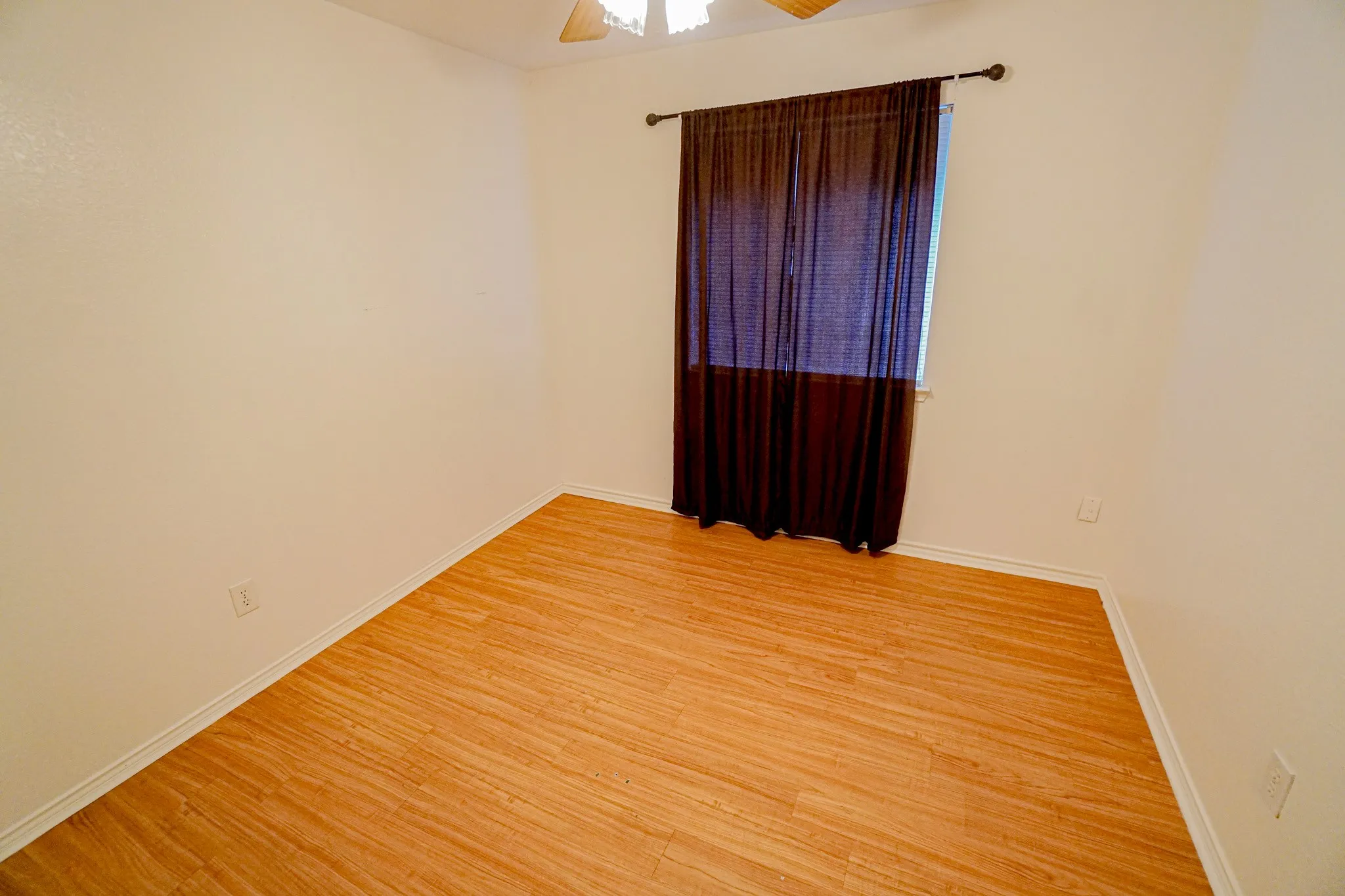 Single Family Residence For Rent in Tarrant County , 933 Blossomwood Court, Arlington, Texas 76017, 4 Bedroom, 2 Bathroom, 2 Garage spaces, 1,824 Sqft, built in 1993, mls#21371831, Real Estate Agent in Arlington, Homes For Rent in Tarrant county, Homes For Rent in Arlington, Realtor in Arlington Texas, Real Estate Brokerage Independent Realty Texas, Luminita Cordes Realtor