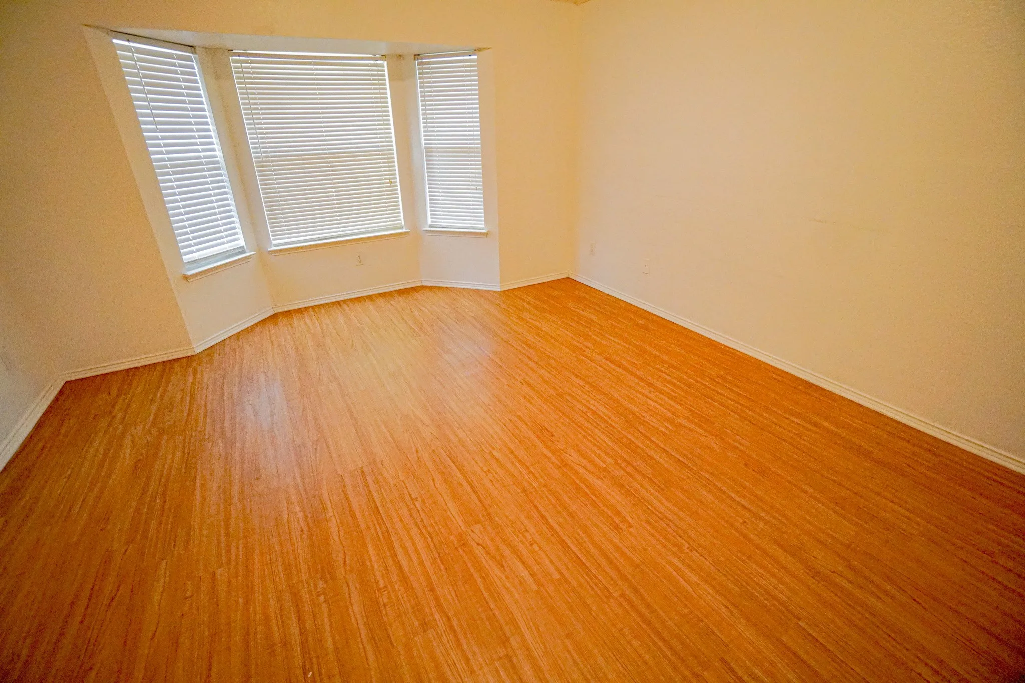 Single Family Residence For Rent in Tarrant County , 933 Blossomwood Court, Arlington, Texas 76017, 4 Bedroom, 2 Bathroom, 2 Garage spaces, 1,824 Sqft, built in 1993, mls#21371831, Real Estate Agent in Arlington, Homes For Rent in Tarrant county, Homes For Rent in Arlington, Realtor in Arlington Texas, Real Estate Brokerage Independent Realty Texas, Luminita Cordes Realtor