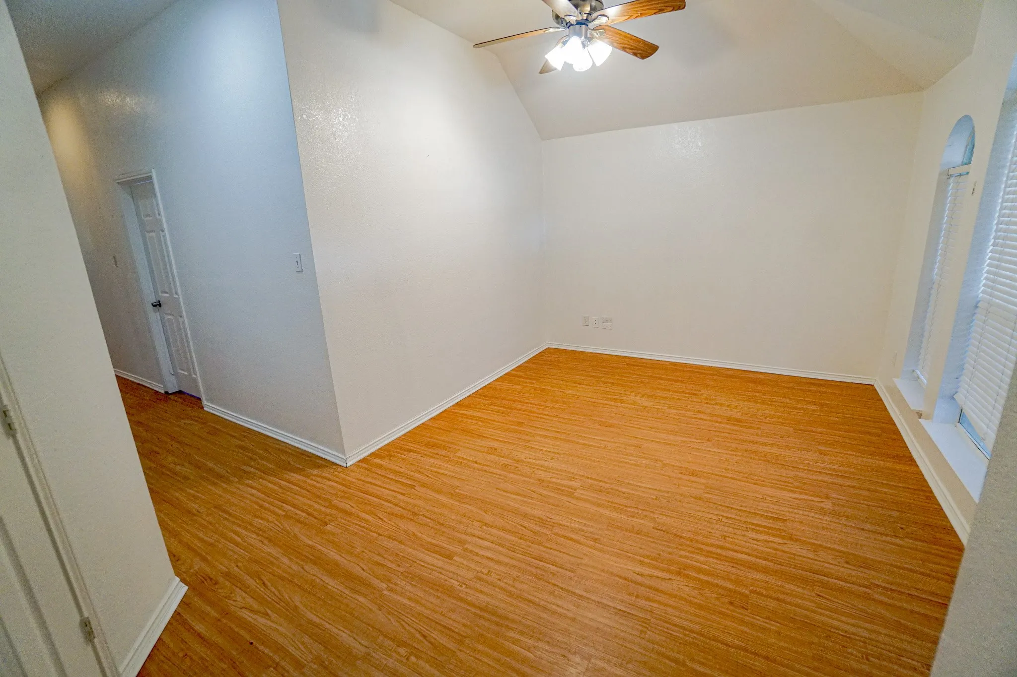 Single Family Residence For Rent in Tarrant County , 933 Blossomwood Court, Arlington, Texas 76017, 4 Bedroom, 2 Bathroom, 2 Garage spaces, 1,824 Sqft, built in 1993, mls#21371831, Real Estate Agent in Arlington, Homes For Rent in Tarrant county, Homes For Rent in Arlington, Realtor in Arlington Texas, Real Estate Brokerage Independent Realty Texas, Luminita Cordes Realtor