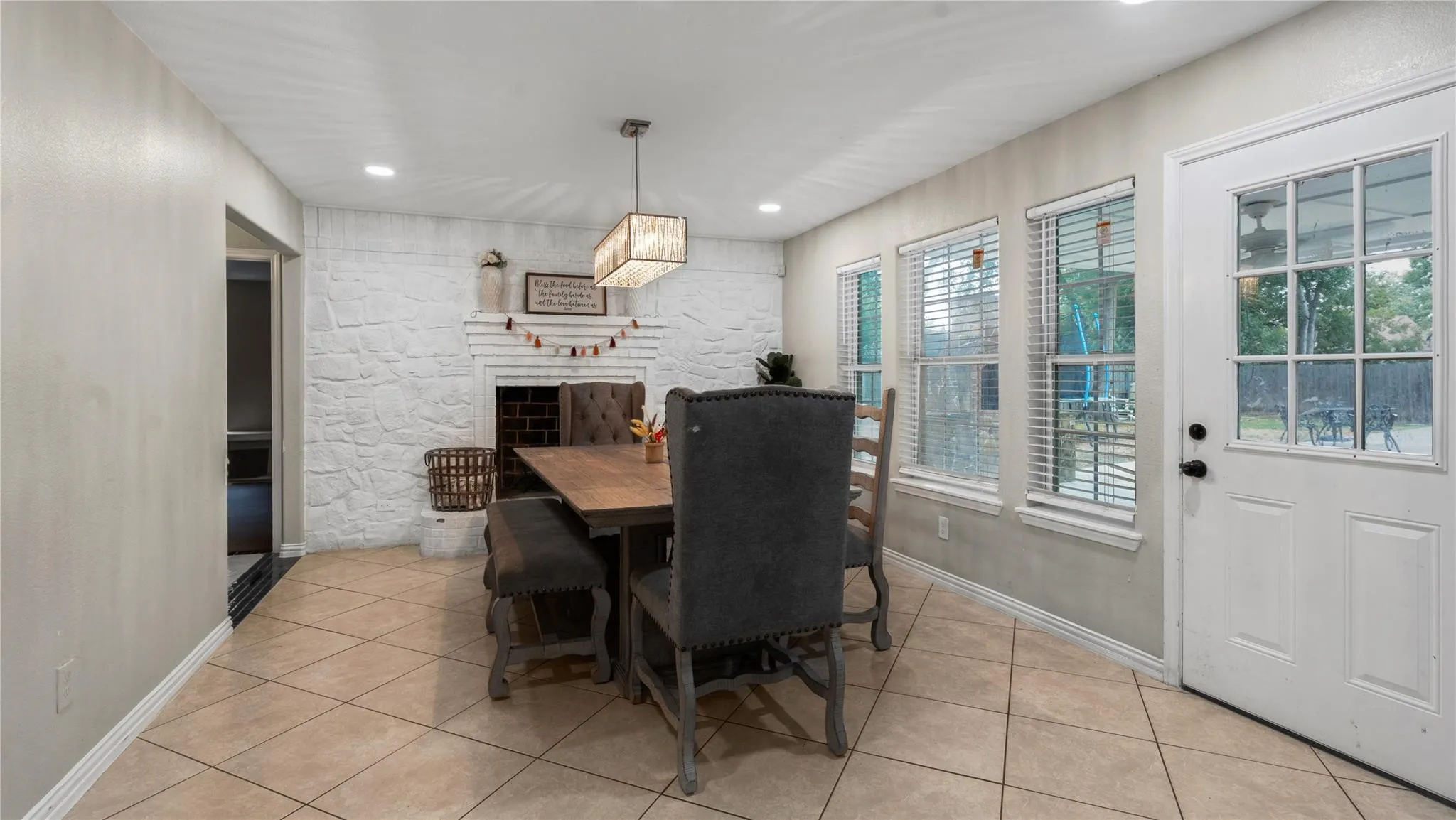 Single Family Residence For Sale in Dallas County , 813 Beacon Hill Drive, Irving, Texas 75061, 5 Bedroom, 5 Bathroom, 4 Garage spaces, 4,454 Sqft, built in 1963, mls#21374432, Real Estate Agent in Irving, Homes For Sale in Dallas county, Homes For Sale in Irving, Realtor in Irving Texas, Real Estate Brokerage Independent Realty Texas, Luminita Cordes Realtor