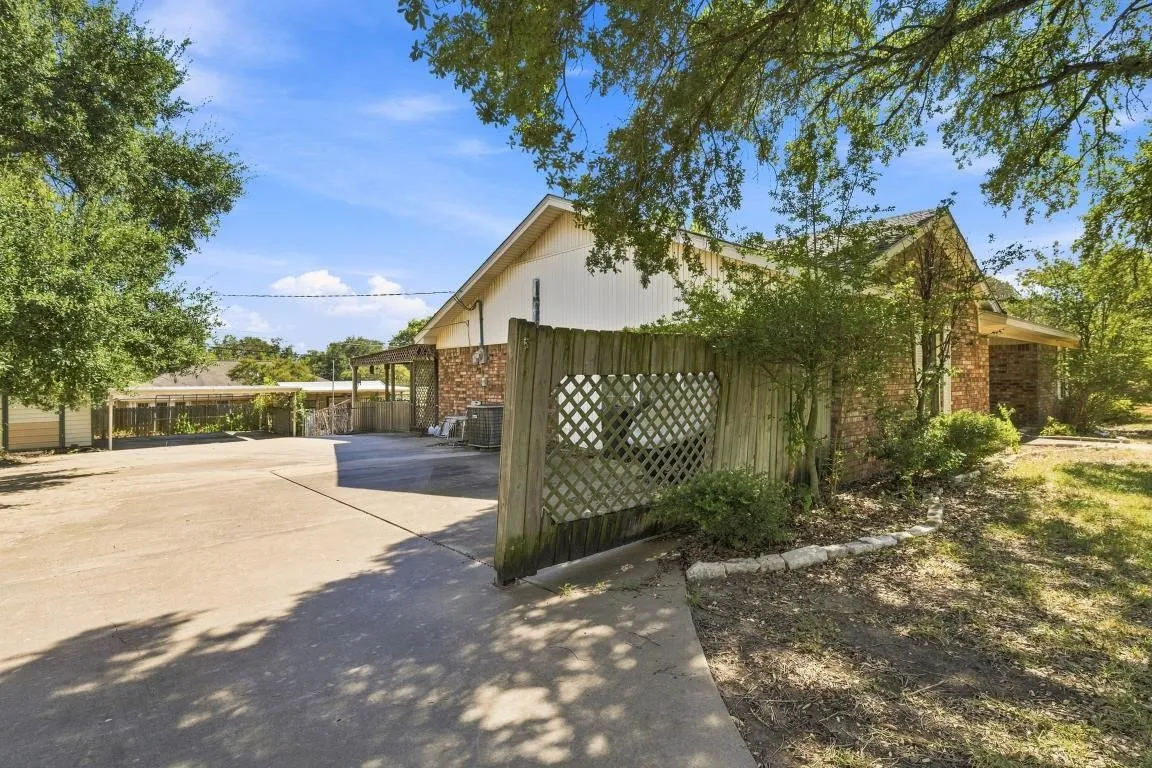 Single Family Residence For Sale in Mc Lennan County , 105 Virginia, Hewitt, Texas 76643, 3 Bedroom, 2 Bathroom, Garage spaces, 1,916 Sqft, built in 1977, mls#21373256, Real Estate Agent in Hewitt, Homes For Sale in Mc Lennan county, Homes For Sale in Hewitt, Realtor in Hewitt Texas, Real Estate Brokerage Independent Realty Texas, Luminita Cordes Realtor