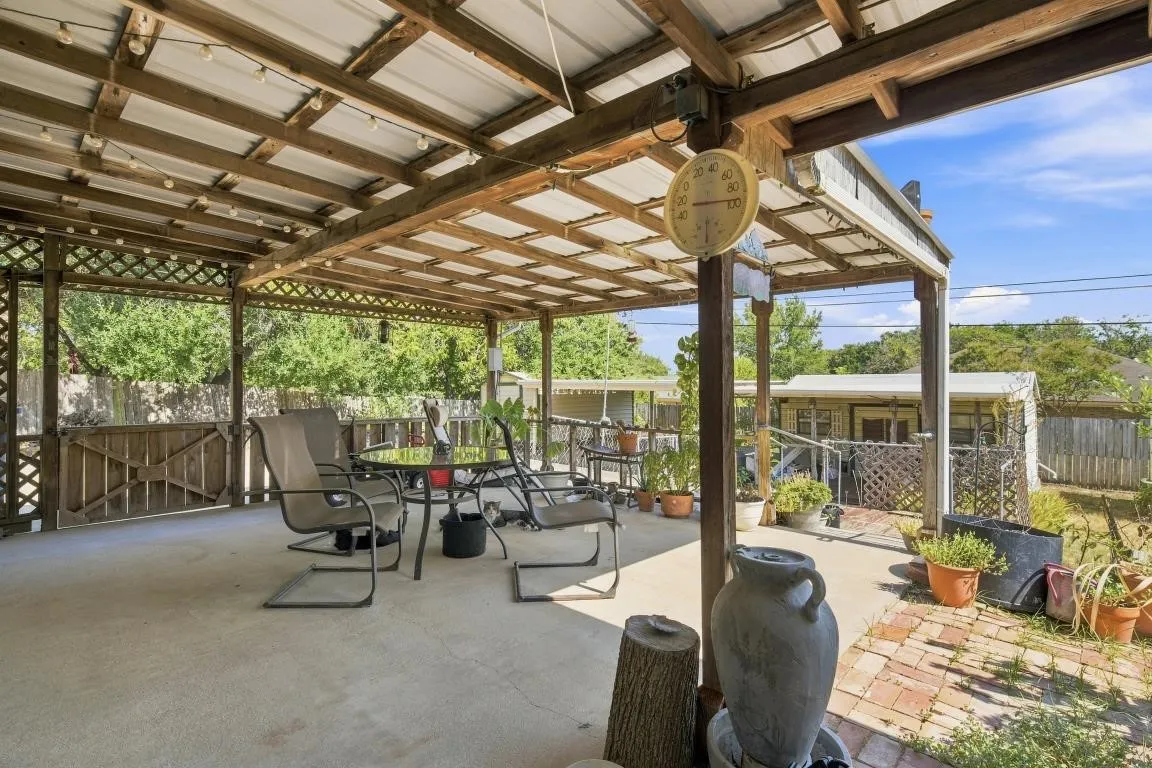 Single Family Residence For Sale in Mc Lennan County , 105 Virginia, Hewitt, Texas 76643, 3 Bedroom, 2 Bathroom, Garage spaces, 1,916 Sqft, built in 1977, mls#21373256, Real Estate Agent in Hewitt, Homes For Sale in Mc Lennan county, Homes For Sale in Hewitt, Realtor in Hewitt Texas, Real Estate Brokerage Independent Realty Texas, Luminita Cordes Realtor