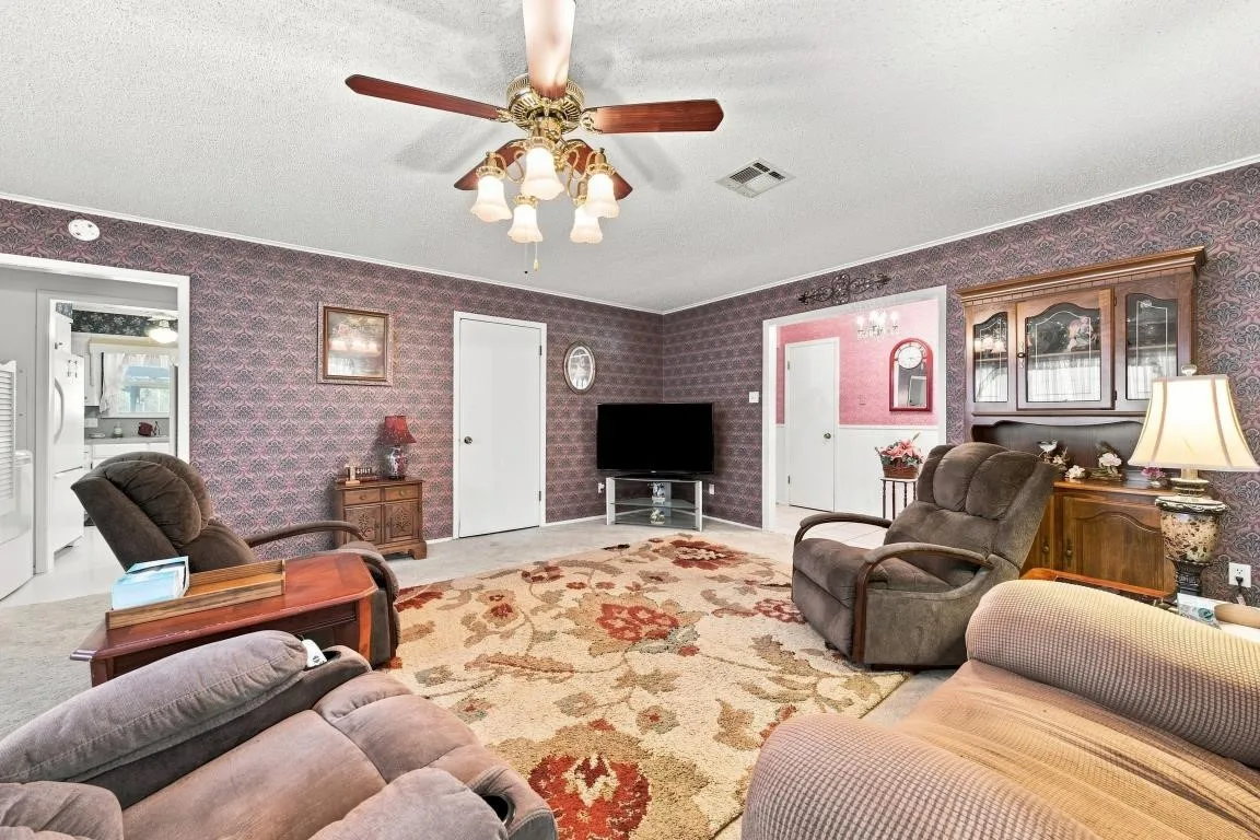 Single Family Residence For Sale in Mc Lennan County , 105 Virginia, Hewitt, Texas 76643, 3 Bedroom, 2 Bathroom, Garage spaces, 1,916 Sqft, built in 1977, mls#21373256, Real Estate Agent in Hewitt, Homes For Sale in Mc Lennan county, Homes For Sale in Hewitt, Realtor in Hewitt Texas, Real Estate Brokerage Independent Realty Texas, Luminita Cordes Realtor