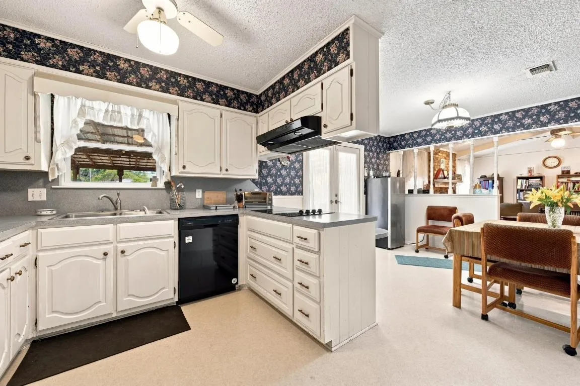 Single Family Residence For Sale in Mc Lennan County , 105 Virginia, Hewitt, Texas 76643, 3 Bedroom, 2 Bathroom, Garage spaces, 1,916 Sqft, built in 1977, mls#21373256, Real Estate Agent in Hewitt, Homes For Sale in Mc Lennan county, Homes For Sale in Hewitt, Realtor in Hewitt Texas, Real Estate Brokerage Independent Realty Texas, Luminita Cordes Realtor