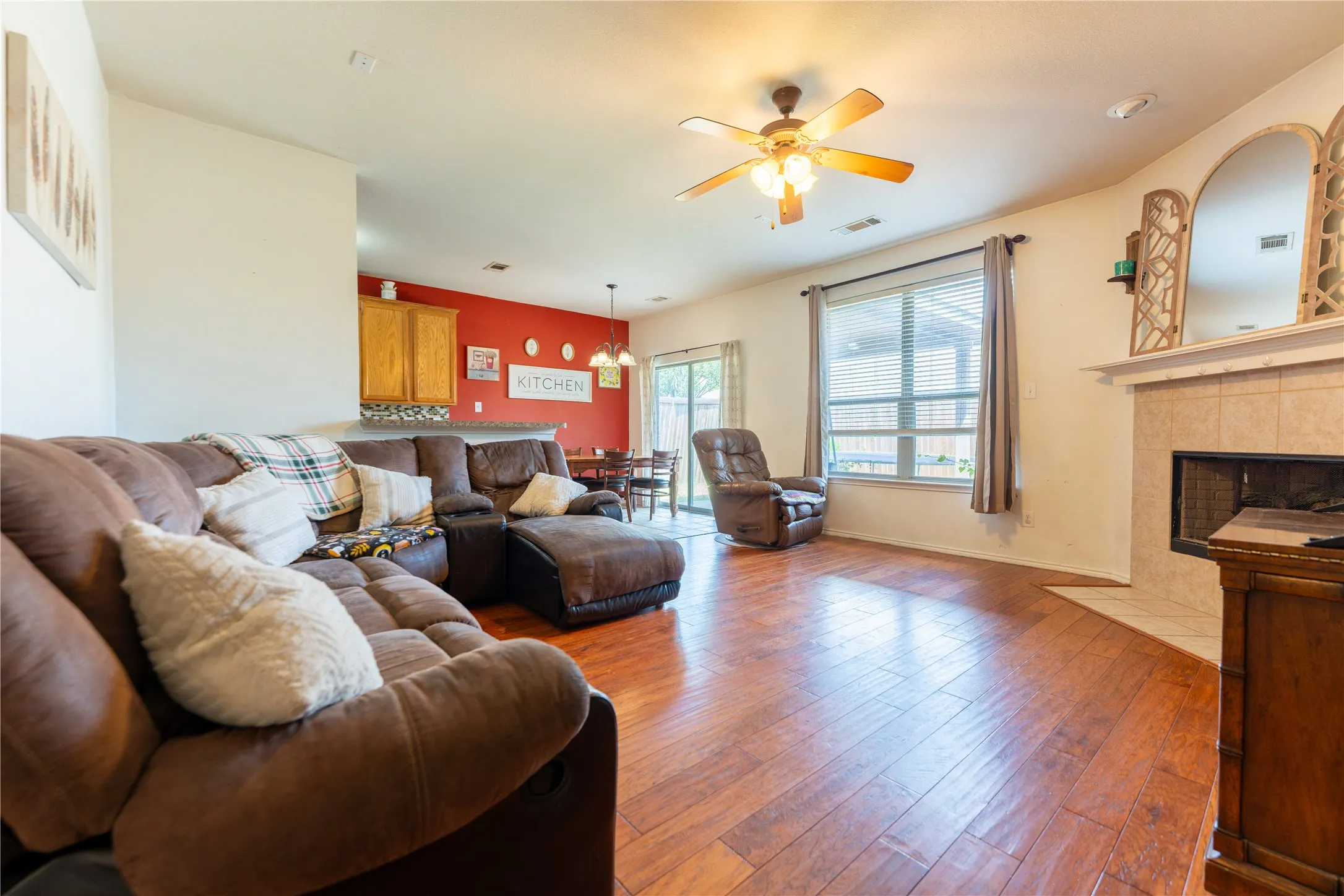 Single Family Residence For Sale in Collin County , 482 Hunters Ridge Drive, Melissa, Texas 75454, 3 Bedroom, 2 Bathroom, 2 Garage spaces, 1,411 Sqft, built in 2005, mls#21374008, Real Estate Agent in Melissa, Homes For Sale in Collin county, Homes For Sale in Melissa, Realtor in Melissa Texas, Real Estate Brokerage Independent Realty Texas, Luminita Cordes Realtor