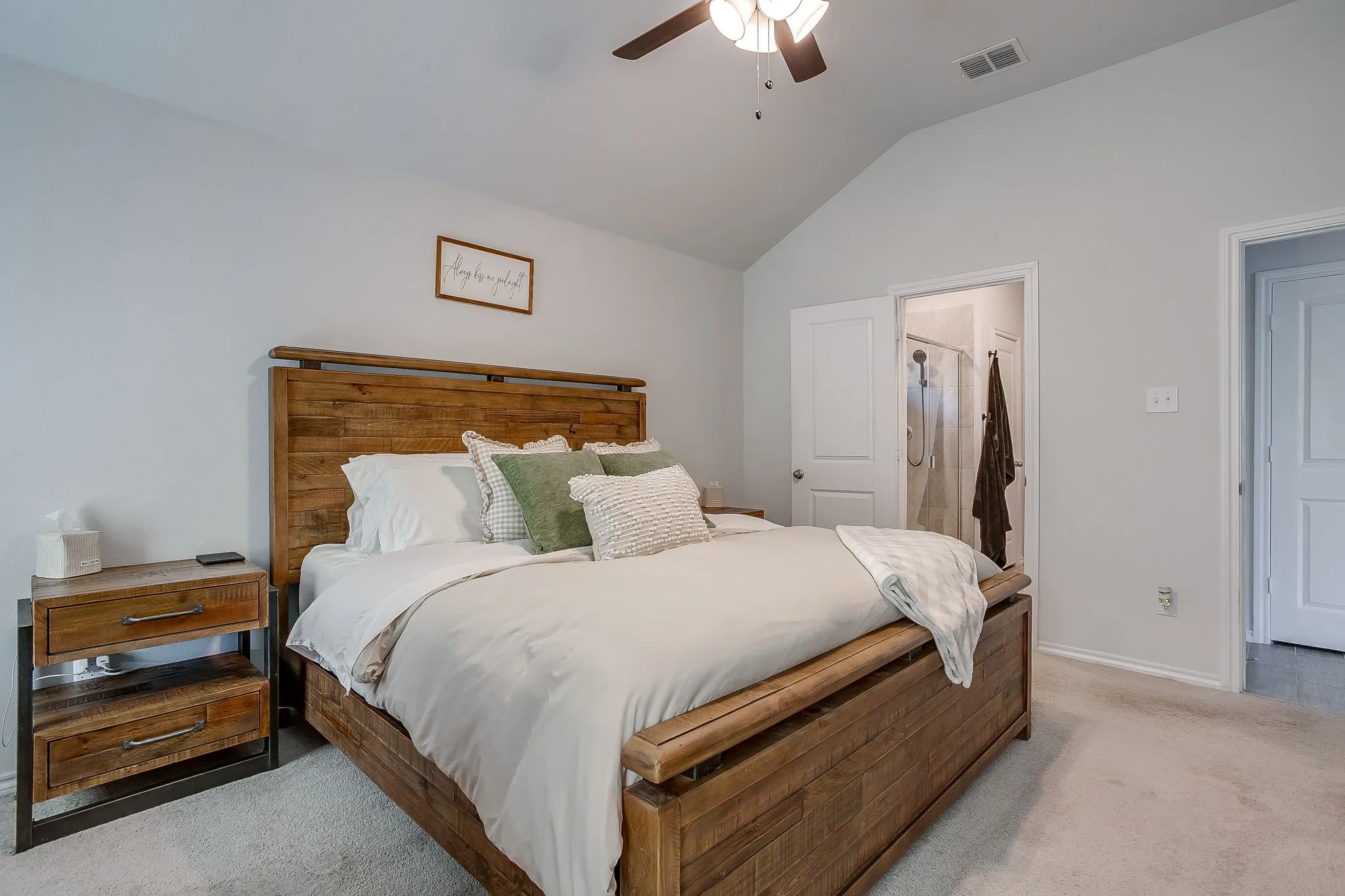 Vaulted ceiling with a ceiling fan