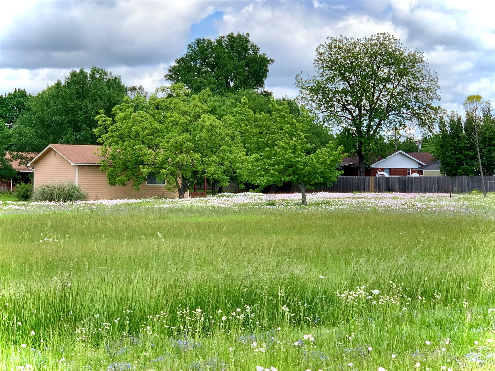 Single Family Residence For Rent in Grayson County , 306 Pecan Street, Howe, Texas 75459, 2 Bedroom, 2 Bathroom, 4 Garage spaces, 1,525 Sqft, built in 1976, mls#21374974, Real Estate Agent in Howe, Homes For Rent in Grayson county, Homes For Rent in Howe, Realtor in Howe Texas, Real Estate Brokerage Independent Realty Texas, Luminita Cordes Realtor