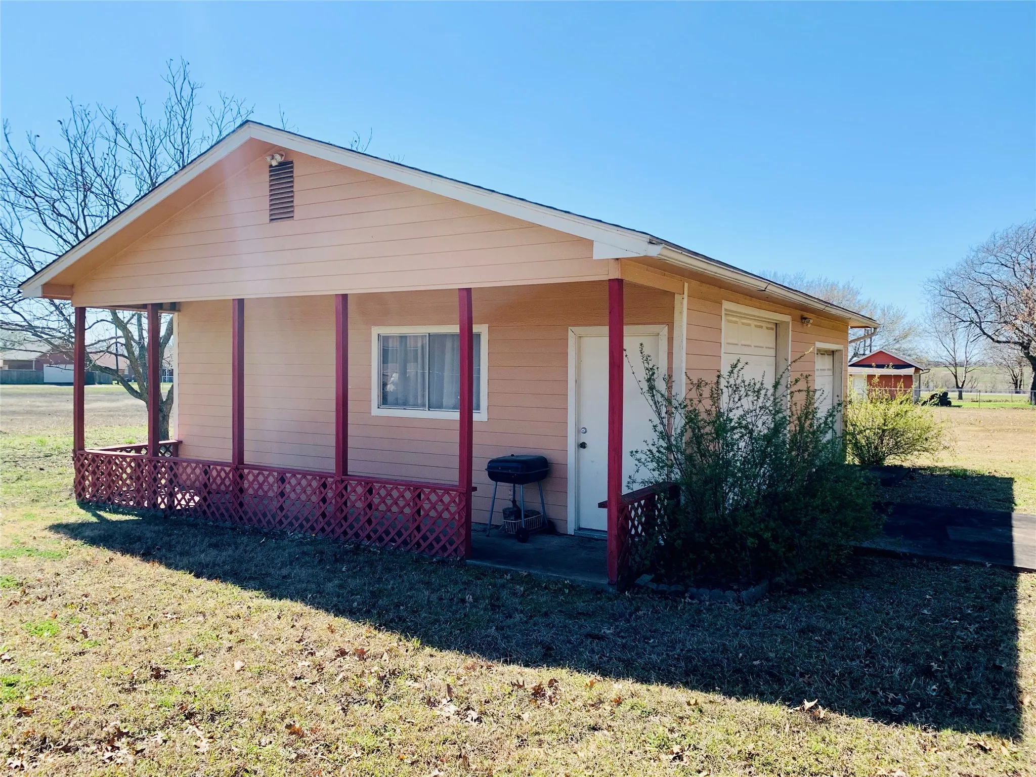 Single Family Residence For Rent in Grayson County , 306 Pecan Street, Howe, Texas 75459, 2 Bedroom, 2 Bathroom, 4 Garage spaces, 1,525 Sqft, built in 1976, mls#21374974, Real Estate Agent in Howe, Homes For Rent in Grayson county, Homes For Rent in Howe, Realtor in Howe Texas, Real Estate Brokerage Independent Realty Texas, Luminita Cordes Realtor