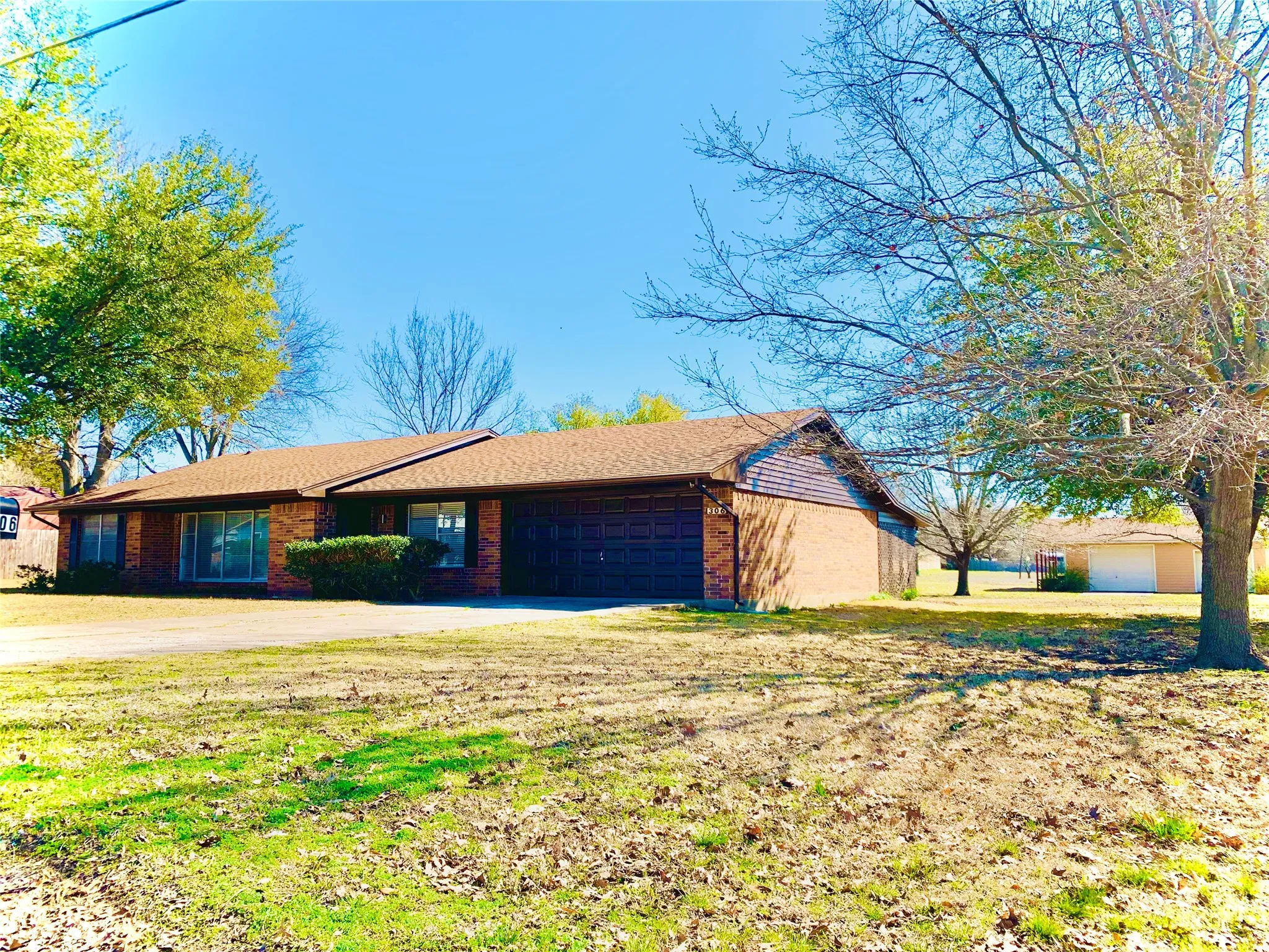 Single Family Residence For Rent in Grayson County , 306 Pecan Street, Howe, Texas 75459, 2 Bedroom, 2 Bathroom, 4 Garage spaces, 1,525 Sqft, built in 1976, mls#21374974, Real Estate Agent in Howe, Homes For Rent in Grayson county, Homes For Rent in Howe, Realtor in Howe Texas, Real Estate Brokerage Independent Realty Texas, Luminita Cordes Realtor