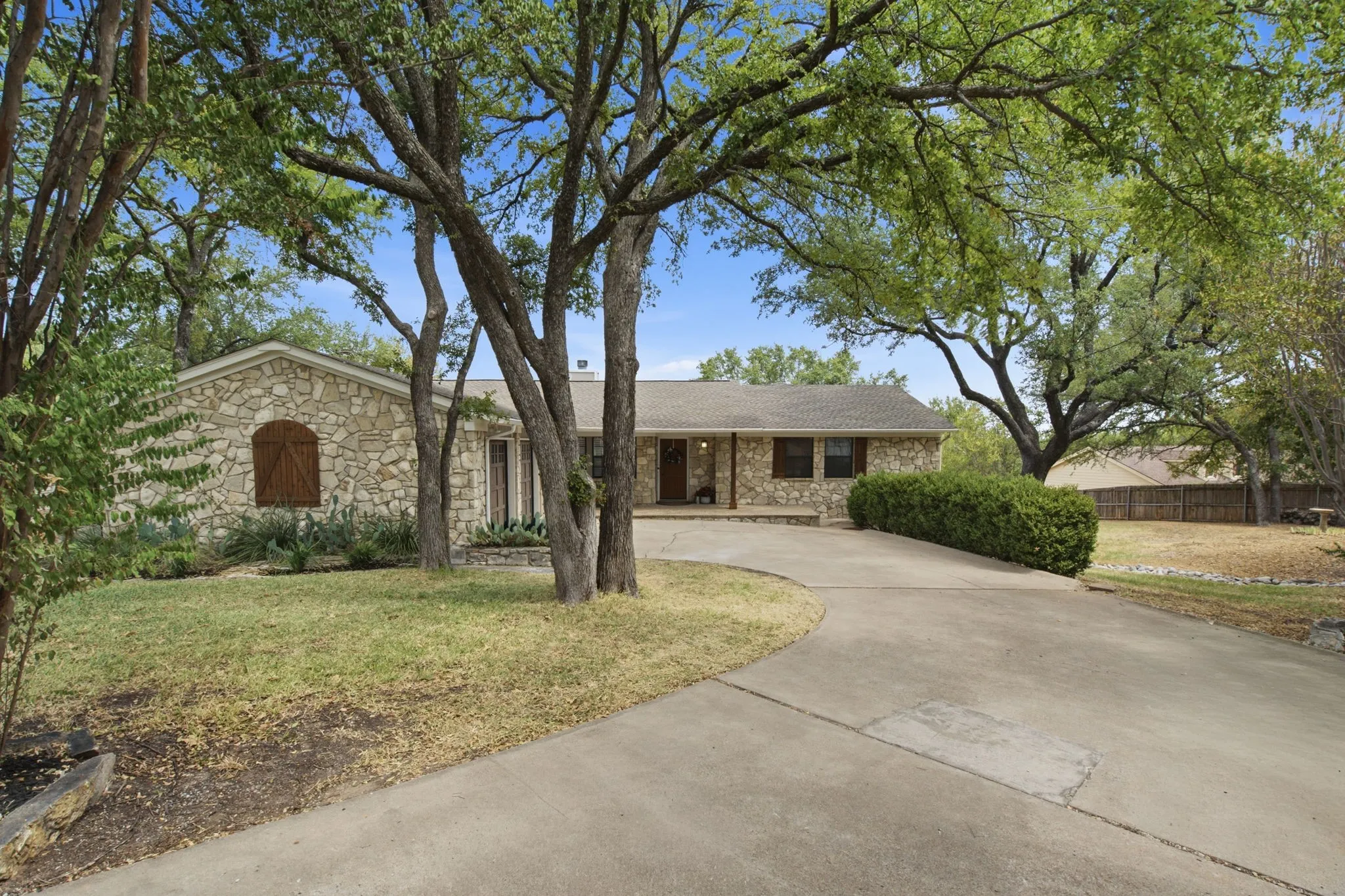 Single Family Residence For Sale in Hood County , 8703 Dunleith Court, Granbury, Texas 76049, 4 Bedroom, 4 Bathroom, 2 Garage spaces, 3,145 Sqft, built in 1983, mls#21369666, Real Estate Agent in Granbury, Homes For Sale in Hood county, Homes For Sale in Granbury, Realtor in Granbury Texas, Real Estate Brokerage Independent Realty Texas, Luminita Cordes Realtor