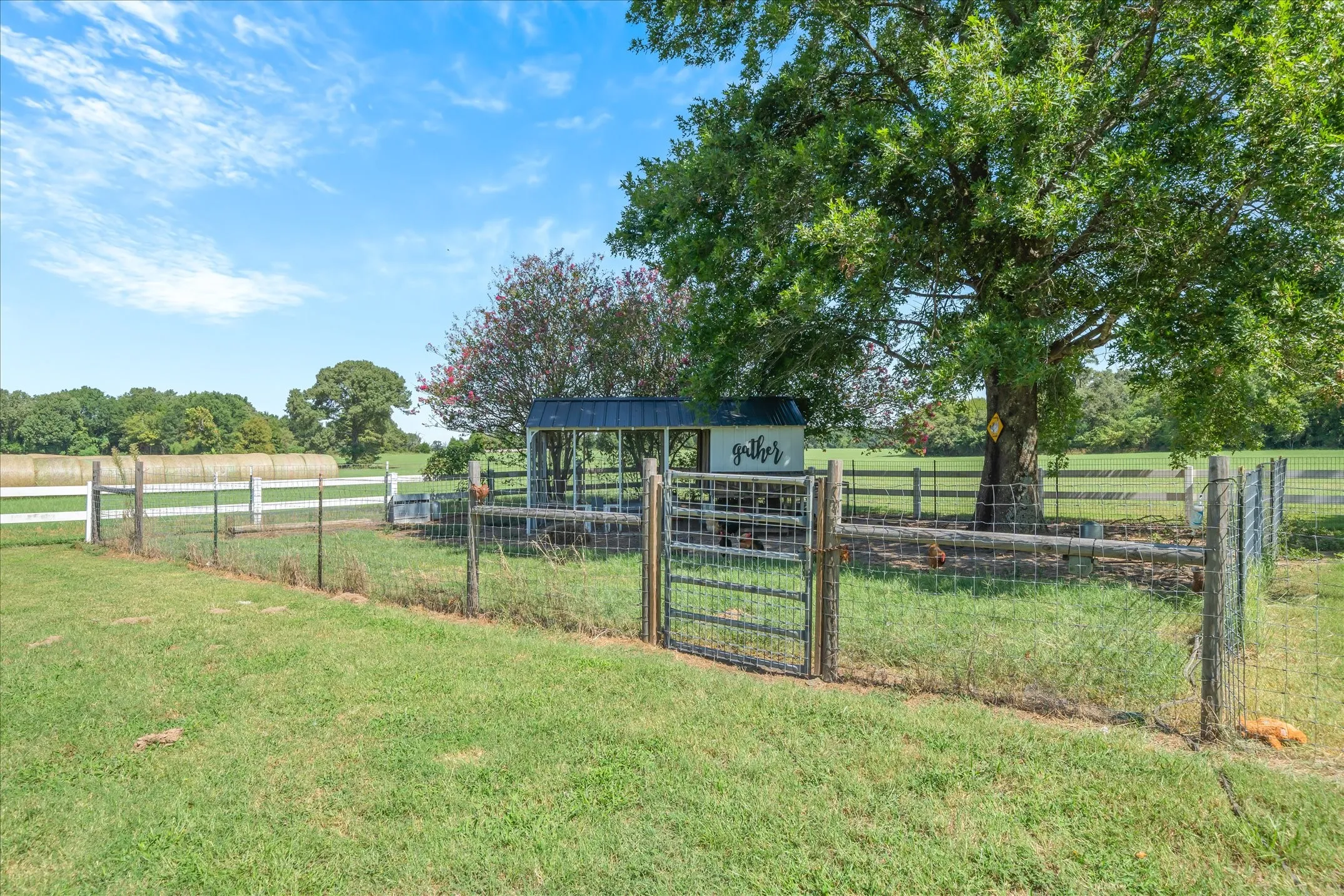 Single Family Residence For Sale in Van Zandt County , 893 Vz County Road 4203, Canton, Texas 75103, 3 Bedroom, 2 Bathroom, 2 Garage spaces, 2,545 Sqft, built in 1979, mls#21375027, Real Estate Agent in Canton, Homes For Sale in Van Zandt county, Homes For Sale in Canton, Realtor in Canton Texas, Real Estate Brokerage Independent Realty Texas, Luminita Cordes Realtor