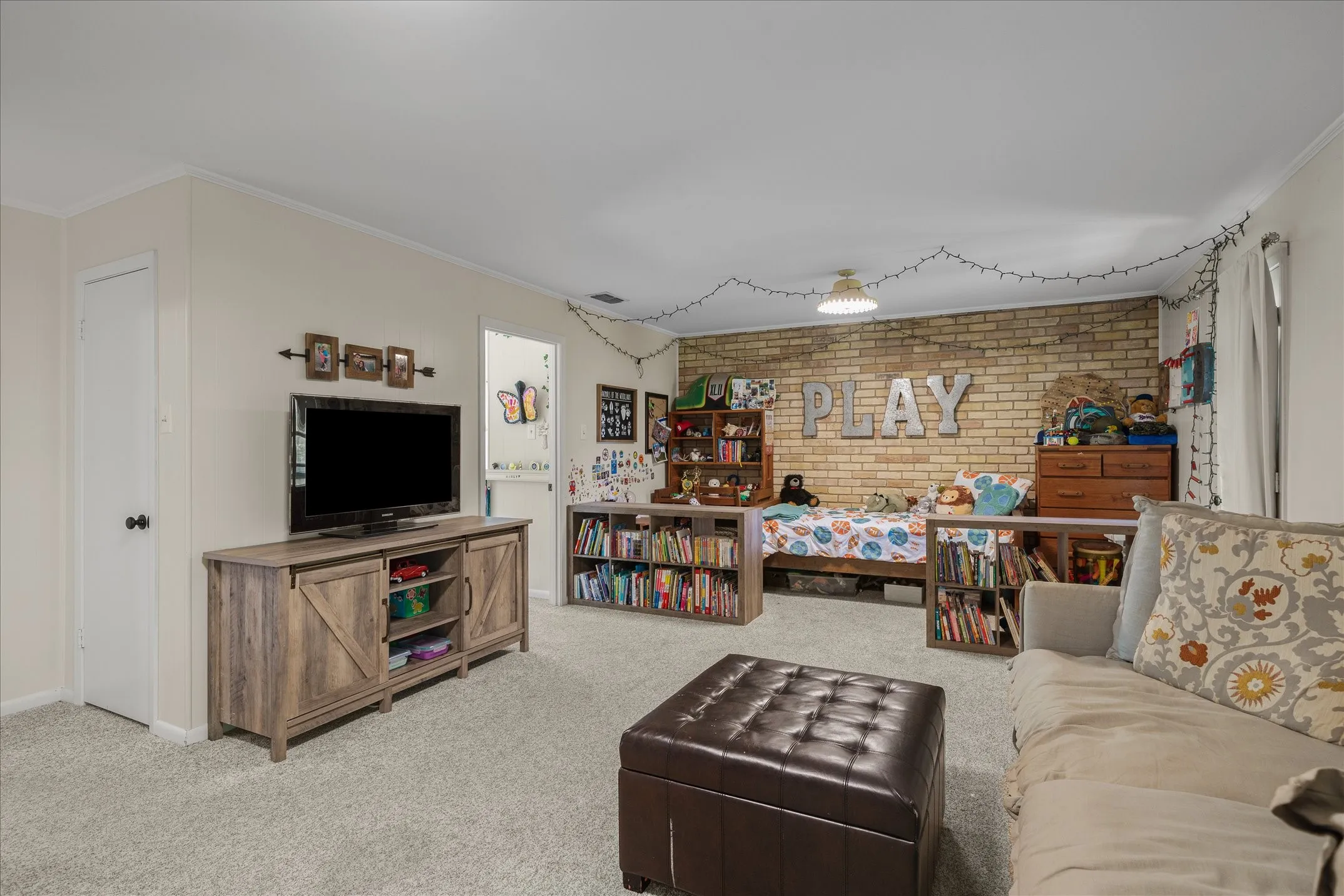 Single Family Residence For Sale in Van Zandt County , 893 Vz County Road 4203, Canton, Texas 75103, 3 Bedroom, 2 Bathroom, 2 Garage spaces, 2,545 Sqft, built in 1979, mls#21375027, Real Estate Agent in Canton, Homes For Sale in Van Zandt county, Homes For Sale in Canton, Realtor in Canton Texas, Real Estate Brokerage Independent Realty Texas, Luminita Cordes Realtor