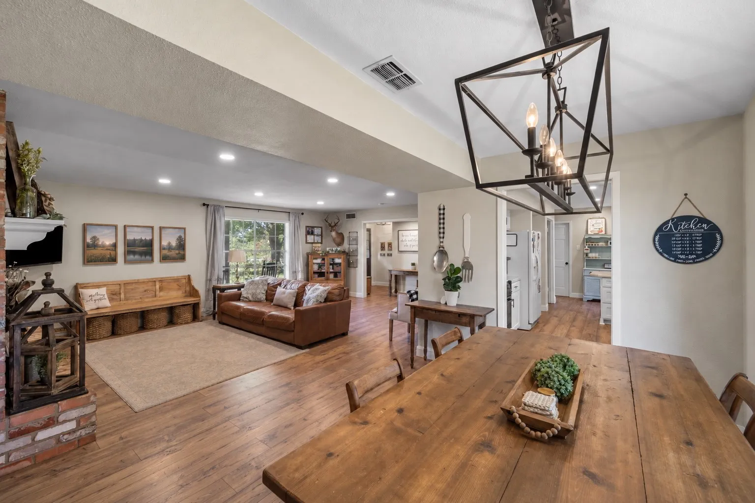 Single Family Residence For Sale in Van Zandt County , 893 Vz County Road 4203, Canton, Texas 75103, 3 Bedroom, 2 Bathroom, 2 Garage spaces, 2,545 Sqft, built in 1979, mls#21375027, Real Estate Agent in Canton, Homes For Sale in Van Zandt county, Homes For Sale in Canton, Realtor in Canton Texas, Real Estate Brokerage Independent Realty Texas, Luminita Cordes Realtor