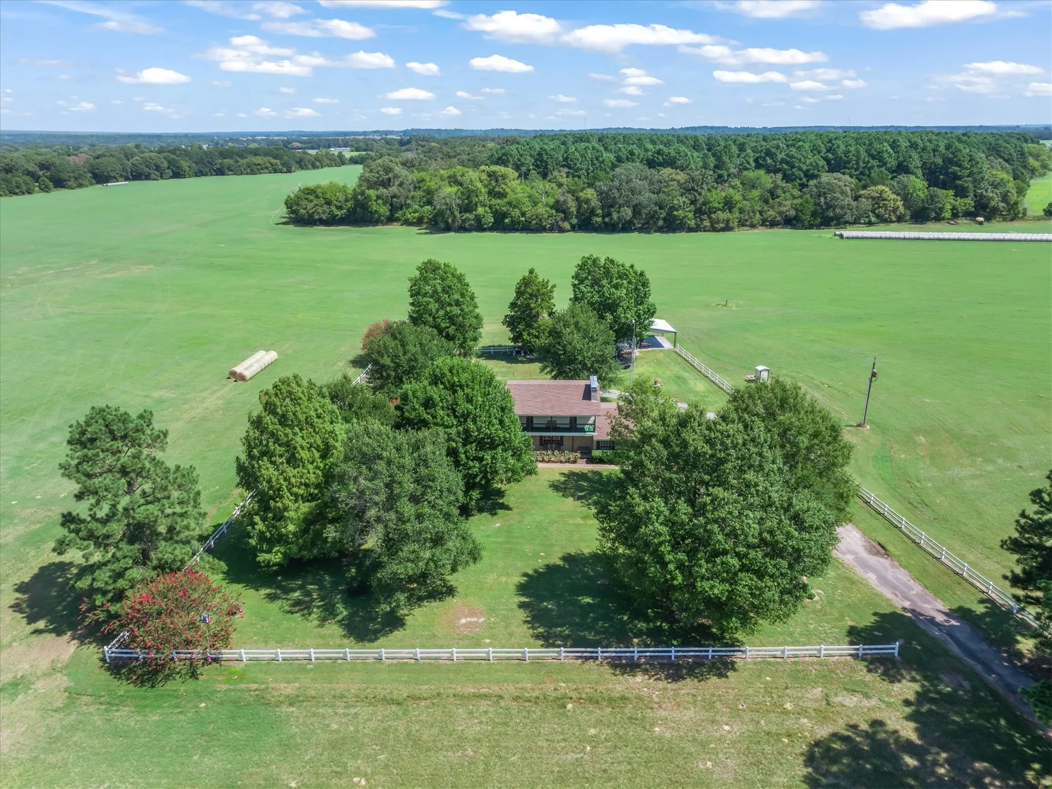Single Family Residence For Sale in Van Zandt County , 893 Vz County Road 4203, Canton, Texas 75103, 3 Bedroom, 2 Bathroom, 2 Garage spaces, 2,545 Sqft, built in 1979, mls#21375027, Real Estate Agent in Canton, Homes For Sale in Van Zandt county, Homes For Sale in Canton, Realtor in Canton Texas, Real Estate Brokerage Independent Realty Texas, Luminita Cordes Realtor