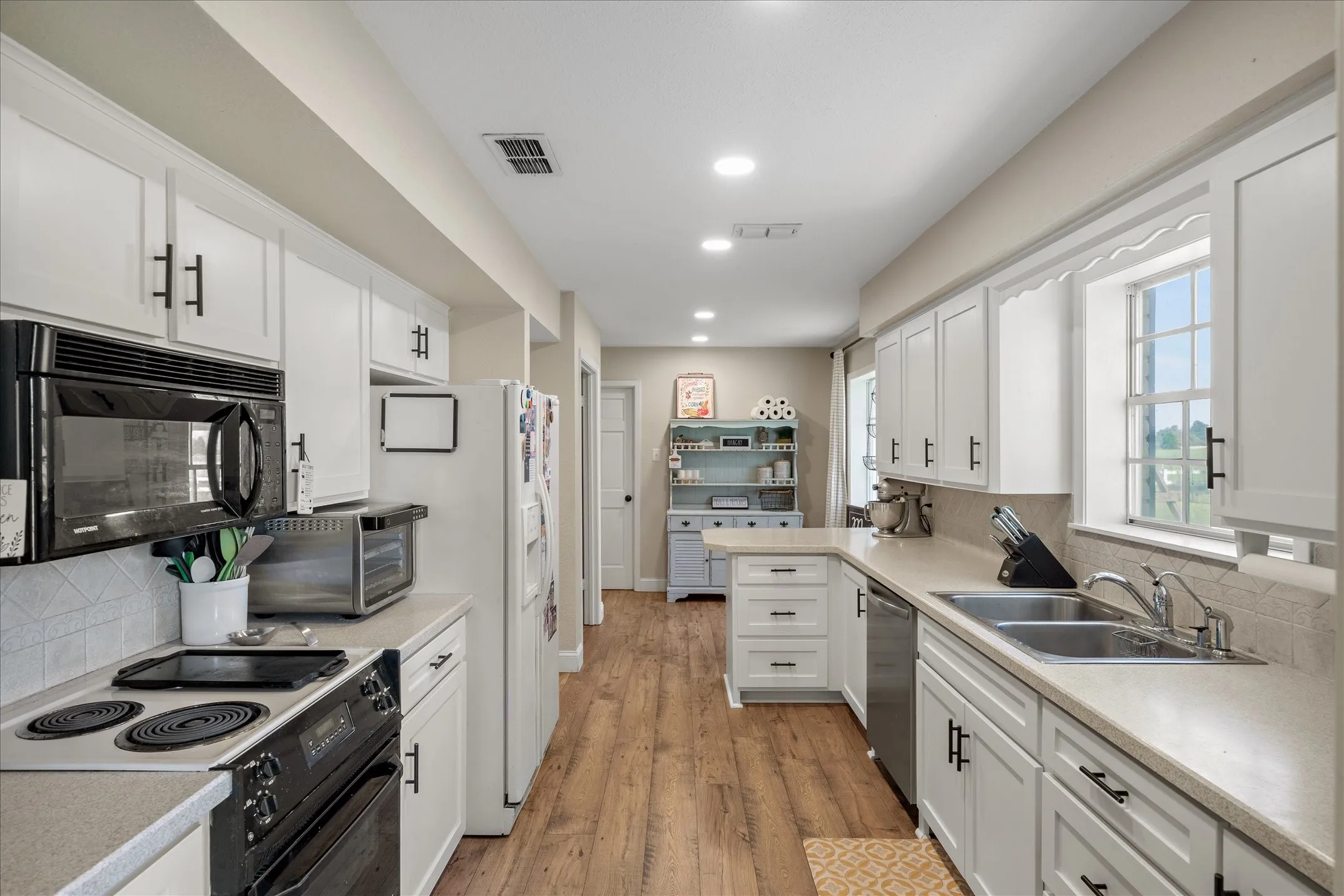 Single Family Residence For Sale in Van Zandt County , 893 Vz County Road 4203, Canton, Texas 75103, 3 Bedroom, 2 Bathroom, 2 Garage spaces, 2,545 Sqft, built in 1979, mls#21375027, Real Estate Agent in Canton, Homes For Sale in Van Zandt county, Homes For Sale in Canton, Realtor in Canton Texas, Real Estate Brokerage Independent Realty Texas, Luminita Cordes Realtor