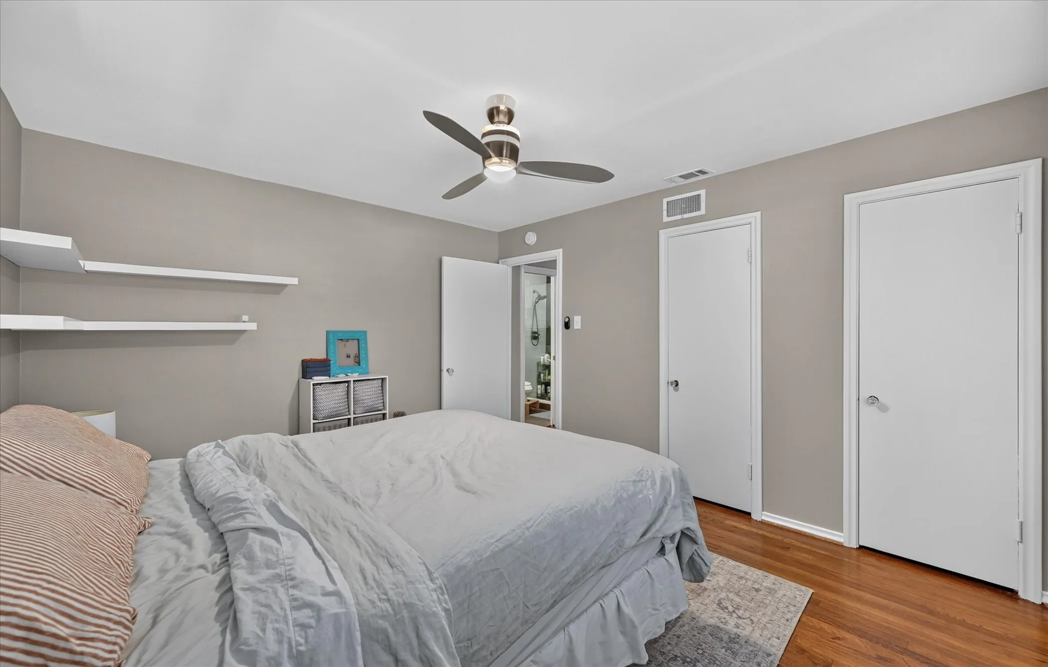 Single Family Residence For Sale in Dallas County , 11214 Sinclair Avenue, Dallas, Texas 75218, 3 Bedroom, 2 Bathroom, 1 Garage spaces, 1,476 Sqft, built in 1955, mls#21374552, Real Estate Agent in Dallas, Homes For Sale in Dallas county, Homes For Sale in Dallas, Realtor in Dallas Texas, Real Estate Brokerage Independent Realty Texas, Luminita Cordes Realtor