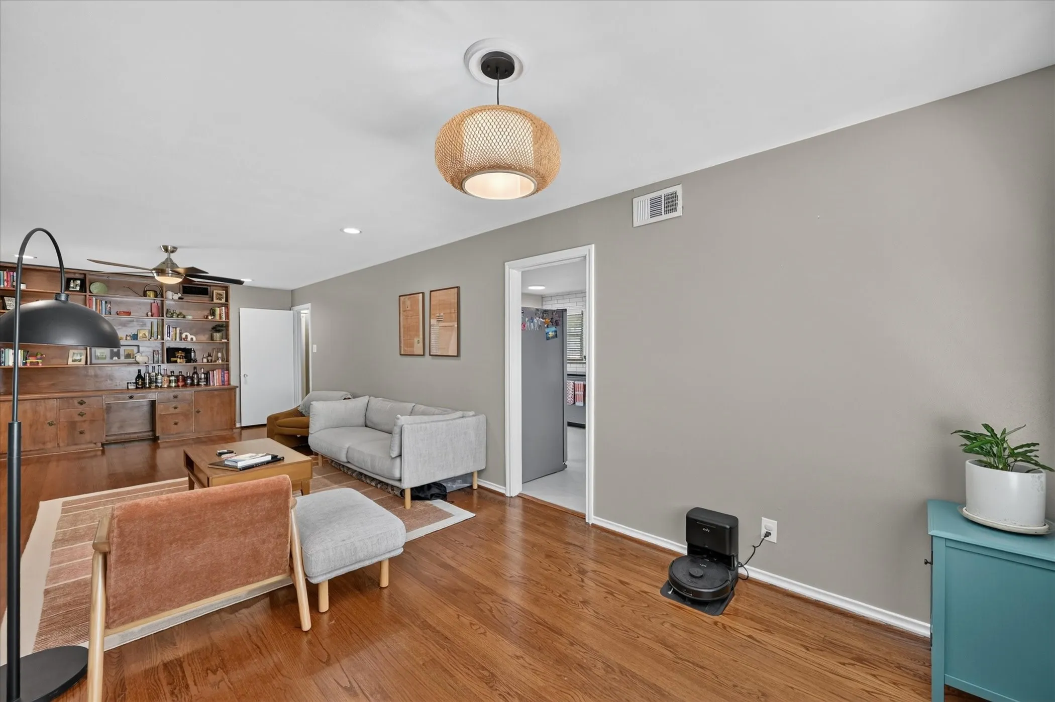 Single Family Residence For Sale in Dallas County , 11214 Sinclair Avenue, Dallas, Texas 75218, 3 Bedroom, 2 Bathroom, 1 Garage spaces, 1,476 Sqft, built in 1955, mls#21374552, Real Estate Agent in Dallas, Homes For Sale in Dallas county, Homes For Sale in Dallas, Realtor in Dallas Texas, Real Estate Brokerage Independent Realty Texas, Luminita Cordes Realtor