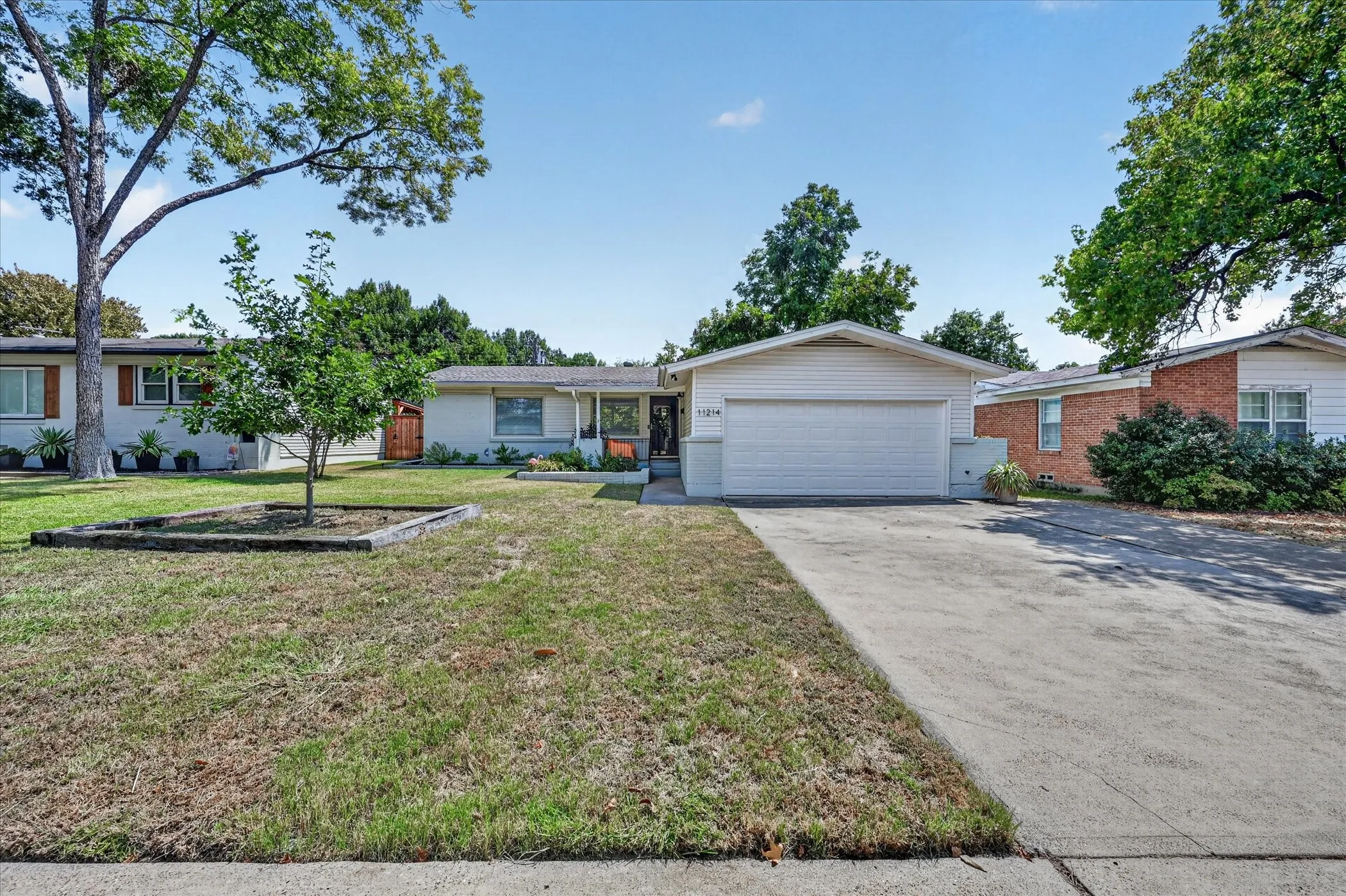 Single Family Residence For Sale in Dallas County , 11214 Sinclair Avenue, Dallas, Texas 75218, 3 Bedroom, 2 Bathroom, 1 Garage spaces, 1,476 Sqft, built in 1955, mls#21374552, Real Estate Agent in Dallas, Homes For Sale in Dallas county, Homes For Sale in Dallas, Realtor in Dallas Texas, Real Estate Brokerage Independent Realty Texas, Luminita Cordes Realtor