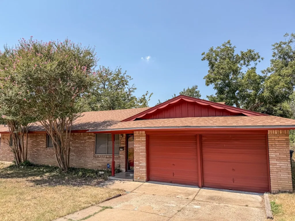 Single Family Residence For Rent in Tarrant County , 5720 Walla Avenue, Fort Worth, Texas 76133, 3 Bedroom, 2 Bathroom, 2 Garage spaces, 1,800 Sqft, built in 1957, mls#21375021, Real Estate Agent in Fort Worth, Homes For Rent in Tarrant county, Homes For Rent in Fort Worth, Realtor in Fort Worth Texas, Real Estate Brokerage Independent Realty Texas, Luminita Cordes Realtor