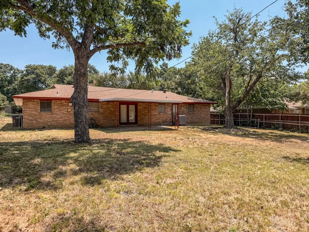 Single Family Residence For Rent in Tarrant County , 5720 Walla Avenue, Fort Worth, Texas 76133, 3 Bedroom, 2 Bathroom, 2 Garage spaces, 1,800 Sqft, built in 1957, mls#21375021, Real Estate Agent in Fort Worth, Homes For Rent in Tarrant county, Homes For Rent in Fort Worth, Realtor in Fort Worth Texas, Real Estate Brokerage Independent Realty Texas, Luminita Cordes Realtor