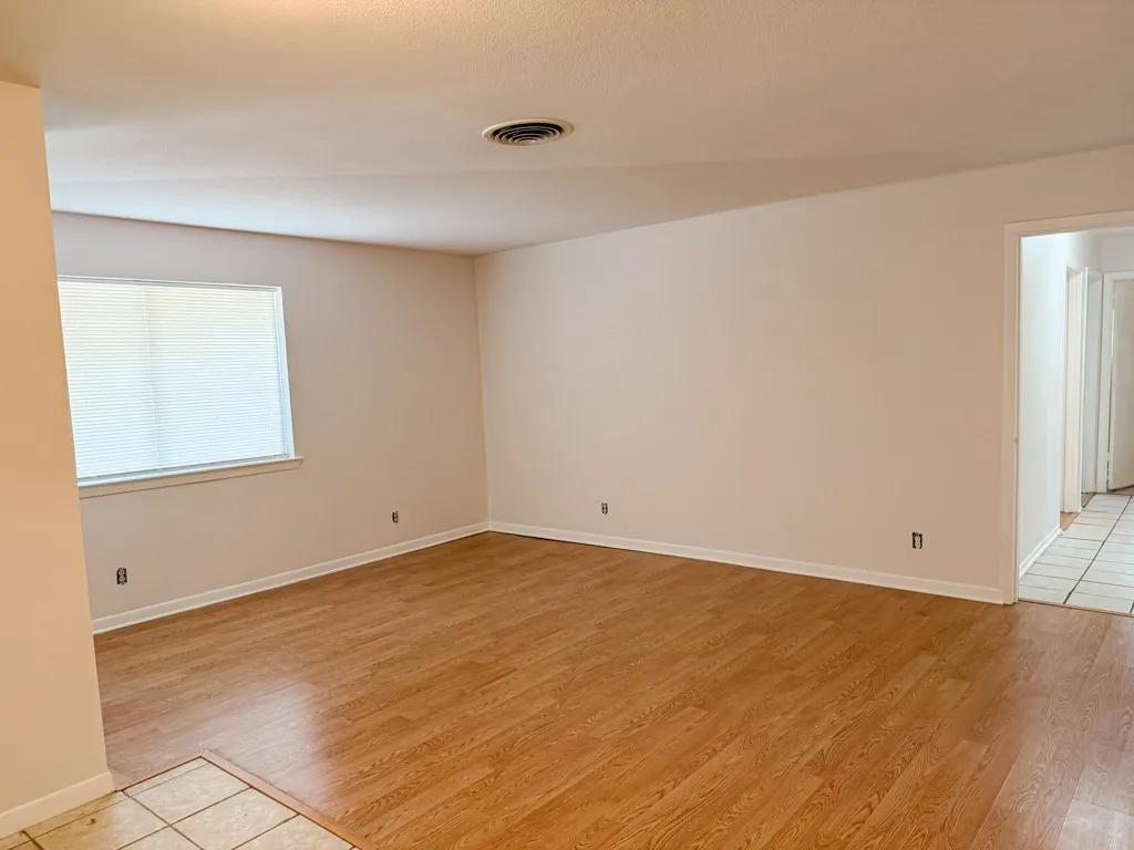 Single Family Residence For Rent in Tarrant County , 5720 Walla Avenue, Fort Worth, Texas 76133, 3 Bedroom, 2 Bathroom, 2 Garage spaces, 1,800 Sqft, built in 1957, mls#21375021, Real Estate Agent in Fort Worth, Homes For Rent in Tarrant county, Homes For Rent in Fort Worth, Realtor in Fort Worth Texas, Real Estate Brokerage Independent Realty Texas, Luminita Cordes Realtor