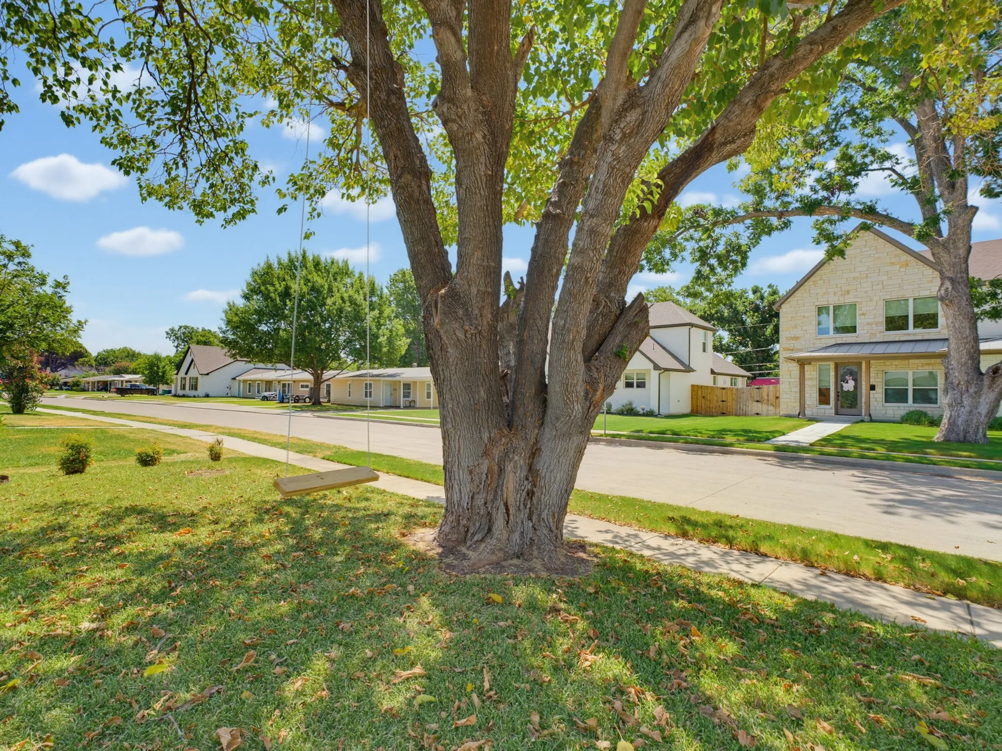 Single Family Residence For Sale in Tarrant County , 5852 Lyle Street, Westworth Village, Texas 76114, 4 Bedroom, 2 Bathroom, Garage spaces, 1,320 Sqft, built in 1954, mls#21375032, Real Estate Agent in Westworth Village, Homes For Sale in Tarrant county, Homes For Sale in Westworth Village, Realtor in Westworth Village Texas, Real Estate Brokerage Independent Realty Texas, Luminita Cordes Realtor