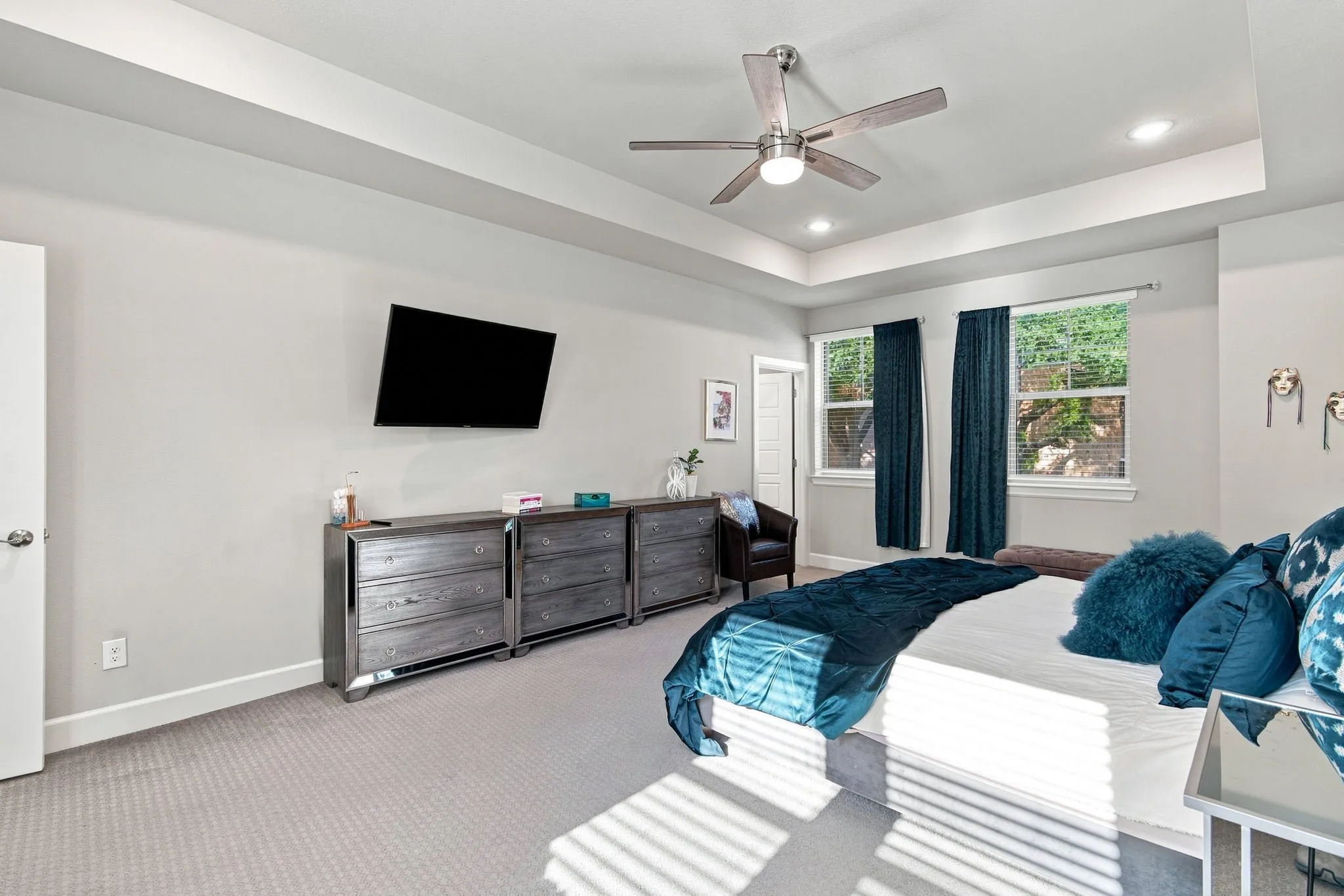 Tray ceiling with recessed lighting and a ceiling fan