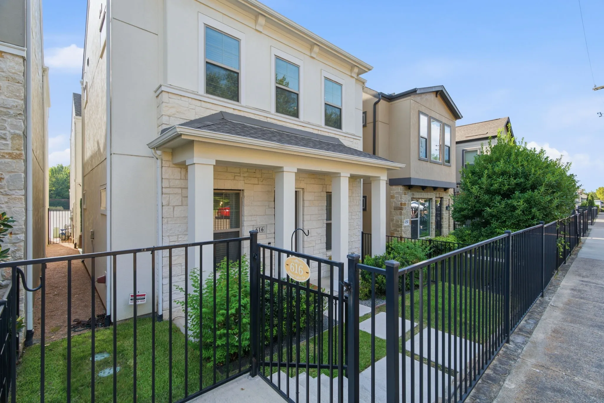 Single Family Residence For Sale in Dallas County , 616 Aspen Valley Lane, Dallas, Texas 75208, 3 Bedroom, 4 Bathroom, 2 Garage spaces, 2,636 Sqft, built in 2020, mls#21374612, Real Estate Agent in Dallas, Homes For Sale in Dallas county, Homes For Sale in Dallas, Realtor in Dallas Texas, Real Estate Brokerage Independent Realty Texas, Luminita Cordes Realtor