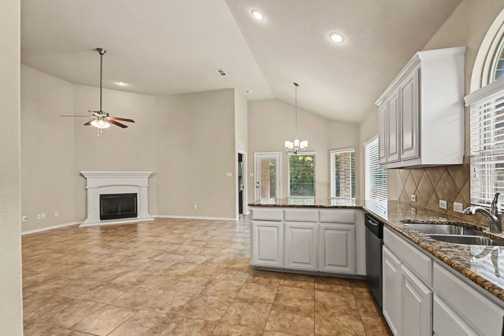 Single Family Residence For Sale in Parker County , 1232 Scott Drive, Weatherford, Texas 76087, 3 Bedroom, 2 Bathroom, 2 Garage spaces, 1,823 Sqft, built in 2016, mls#21374439, Real Estate Agent in Weatherford, Homes For Sale in Parker county, Homes For Sale in Weatherford, Realtor in Weatherford Texas, Real Estate Brokerage Independent Realty Texas, Luminita Cordes Realtor