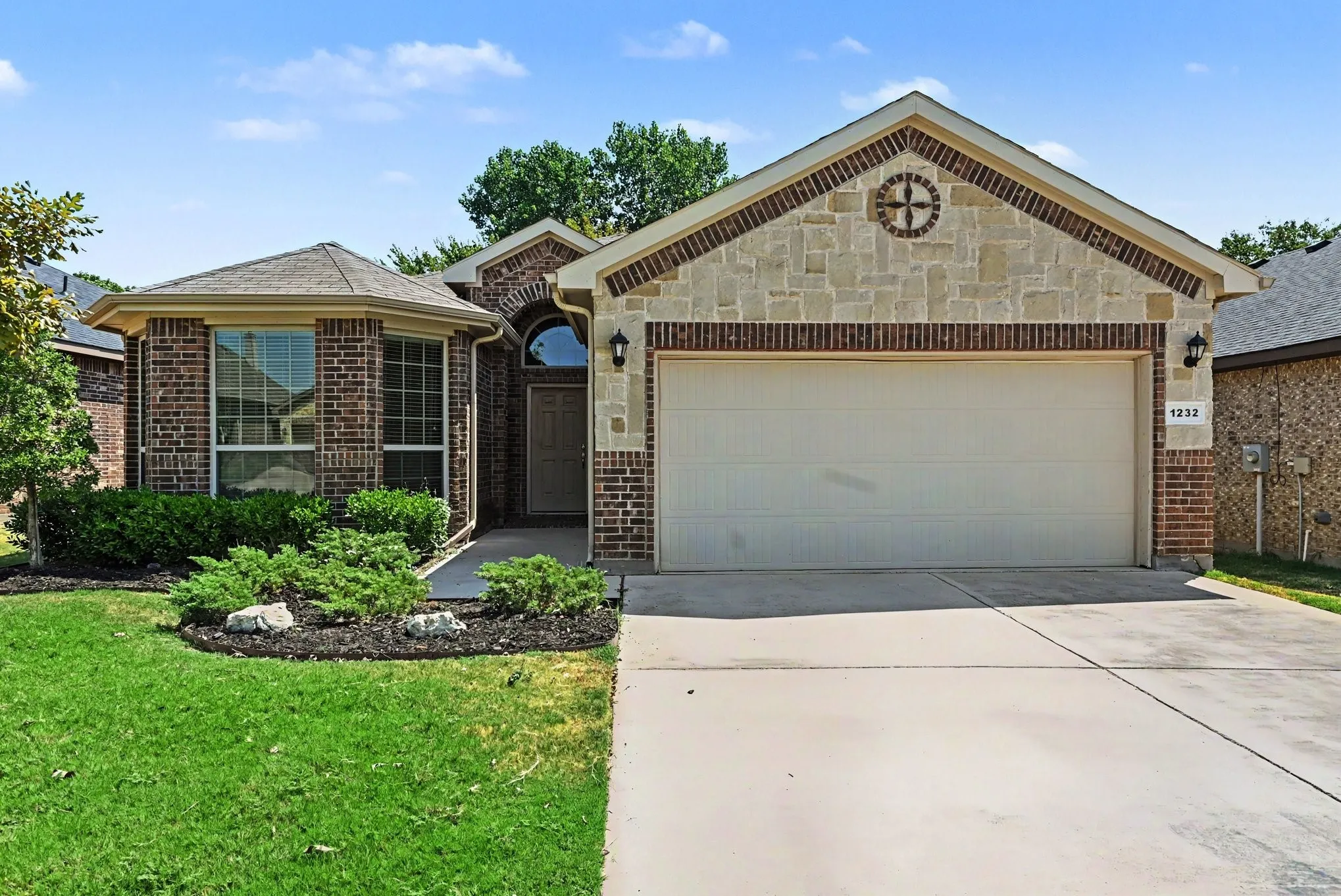 Single Family Residence For Sale in Parker County , 1232 Scott Drive, Weatherford, Texas 76087, 3 Bedroom, 2 Bathroom, 2 Garage spaces, 1,823 Sqft, built in 2016, mls#21374439, Real Estate Agent in Weatherford, Homes For Sale in Parker county, Homes For Sale in Weatherford, Realtor in Weatherford Texas, Real Estate Brokerage Independent Realty Texas, Luminita Cordes Realtor