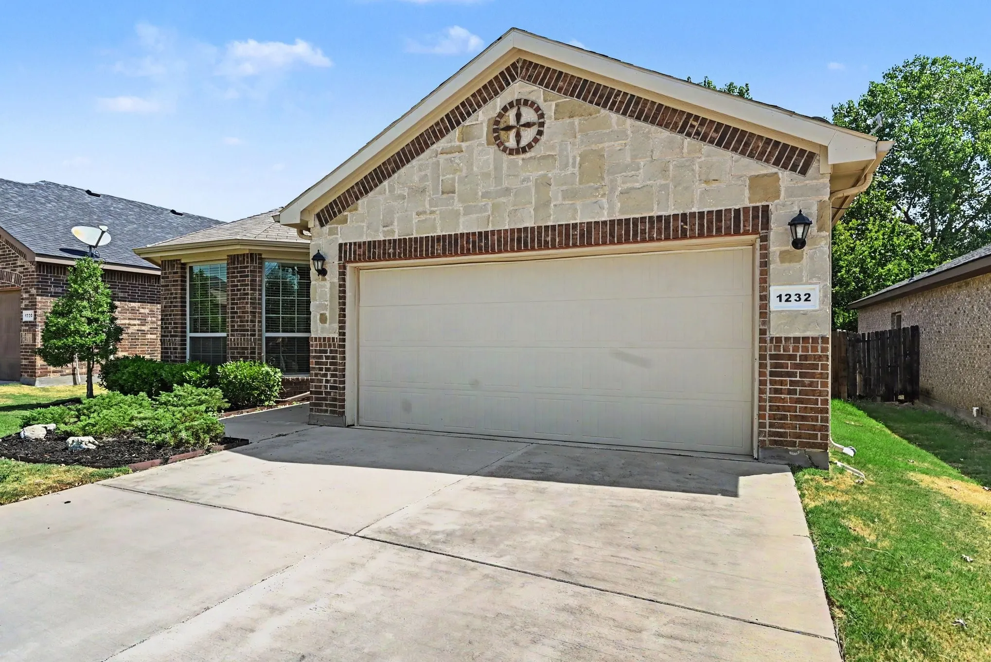 Single Family Residence For Sale in Parker County , 1232 Scott Drive, Weatherford, Texas 76087, 3 Bedroom, 2 Bathroom, 2 Garage spaces, 1,823 Sqft, built in 2016, mls#21374439, Real Estate Agent in Weatherford, Homes For Sale in Parker county, Homes For Sale in Weatherford, Realtor in Weatherford Texas, Real Estate Brokerage Independent Realty Texas, Luminita Cordes Realtor