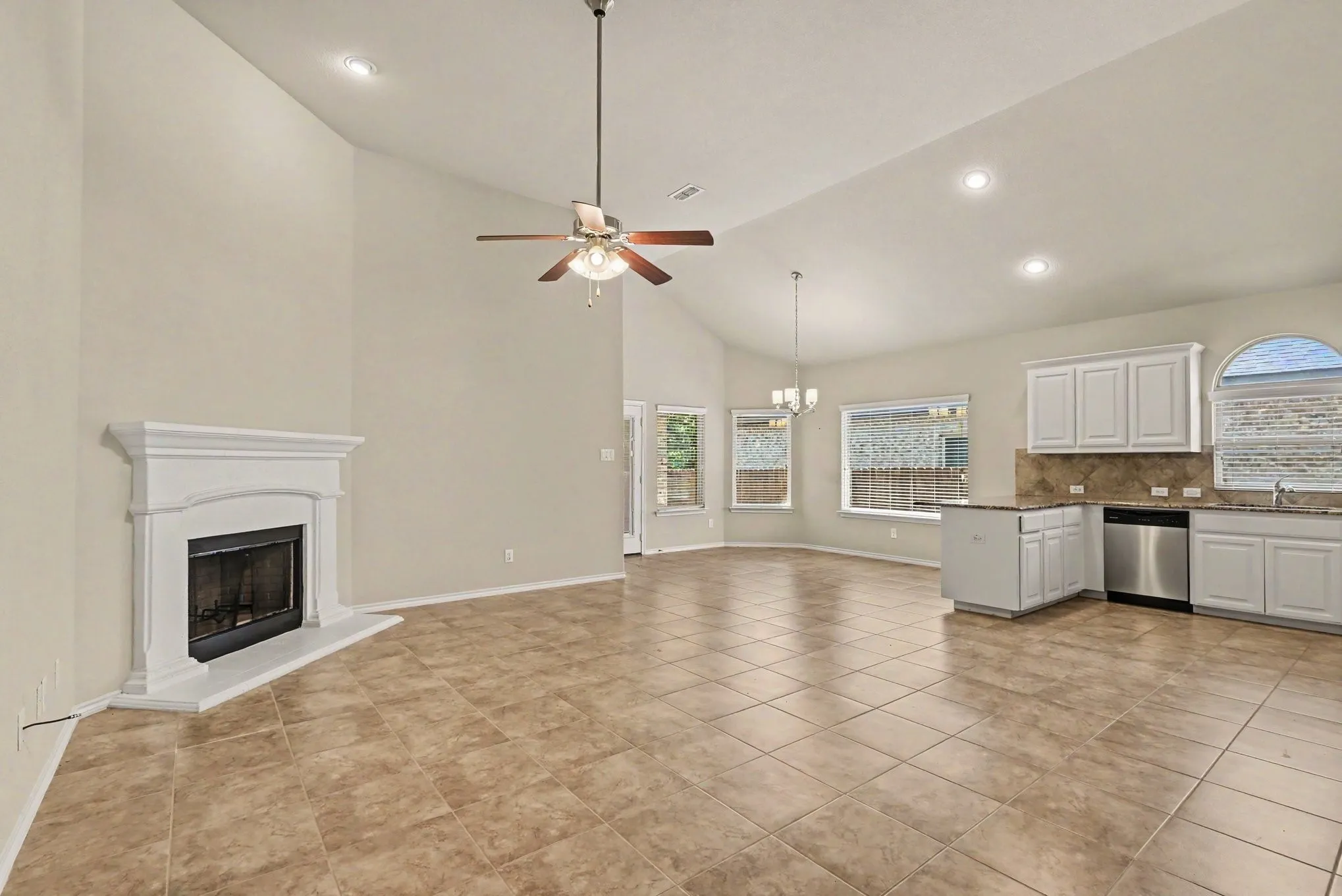 Single Family Residence For Sale in Parker County , 1232 Scott Drive, Weatherford, Texas 76087, 3 Bedroom, 2 Bathroom, 2 Garage spaces, 1,823 Sqft, built in 2016, mls#21374439, Real Estate Agent in Weatherford, Homes For Sale in Parker county, Homes For Sale in Weatherford, Realtor in Weatherford Texas, Real Estate Brokerage Independent Realty Texas, Luminita Cordes Realtor