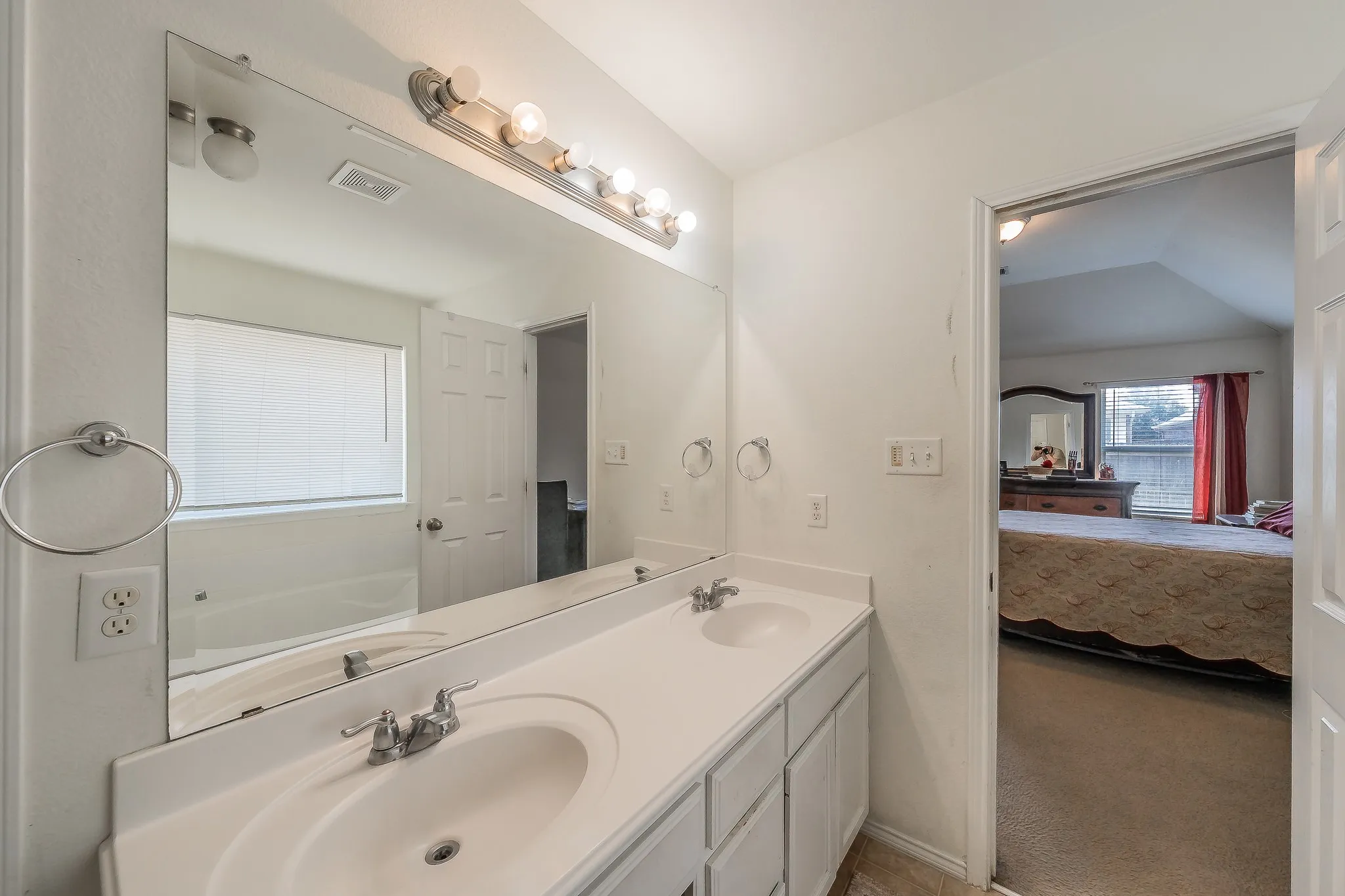 Single Family Residence For Sale in Tarrant County , 2017 Graham Ranch Road, Fort Worth, Texas 76134, 3 Bedroom, 3 Bathroom, 2 Garage spaces, 2,111 Sqft, built in 2010, mls#21372941, Real Estate Agent in Fort Worth, Homes For Sale in Tarrant county, Homes For Sale in Fort Worth, Realtor in Fort Worth Texas, Real Estate Brokerage Independent Realty Texas, Luminita Cordes Realtor